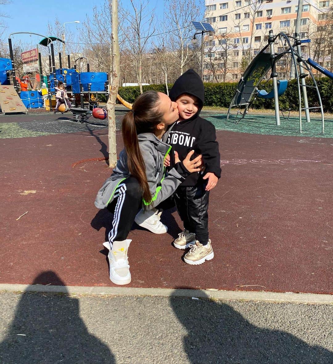 ラリサ・ヨルダケのインスタグラム：「Te iubesc❤️」