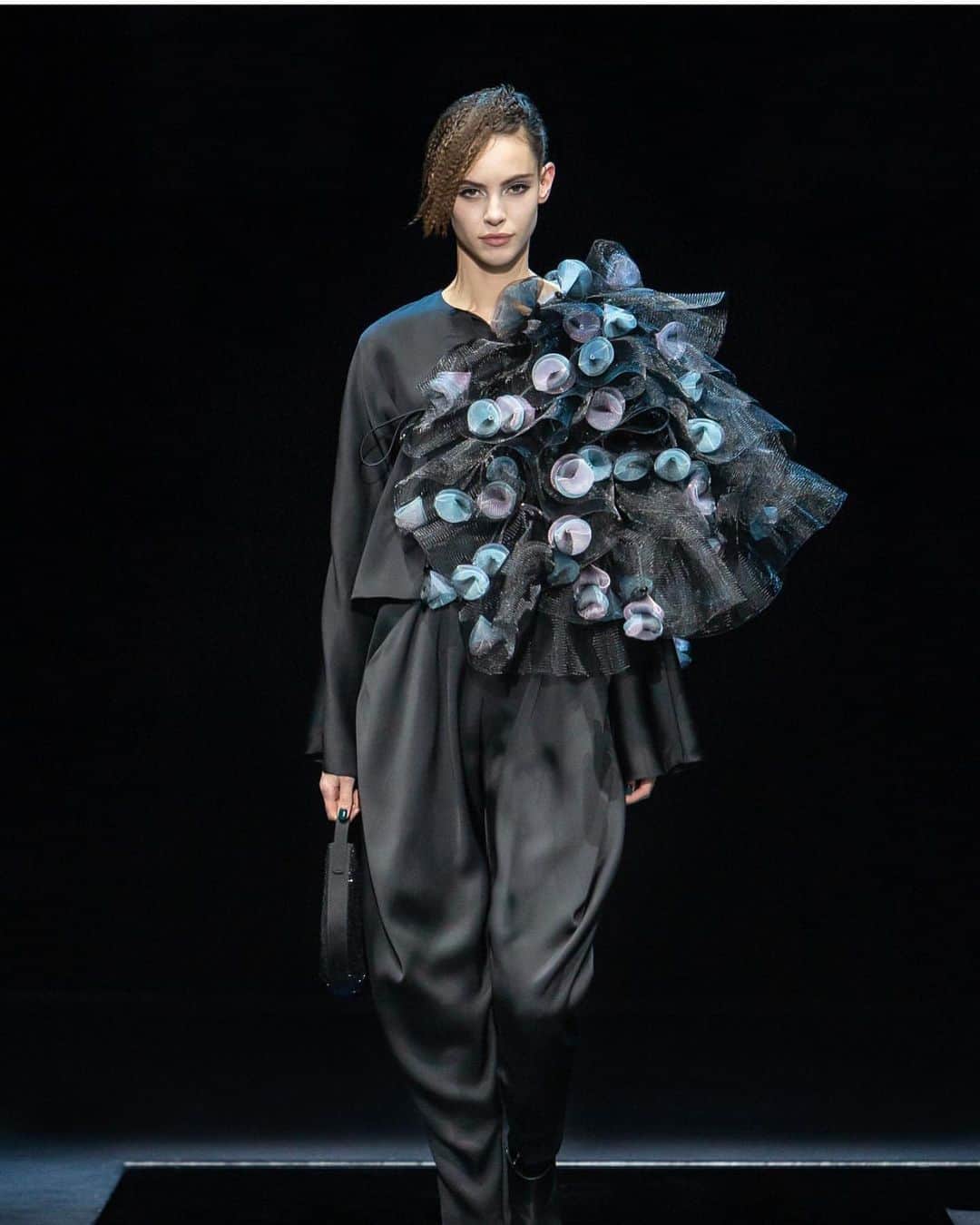 アンナ・デッロ・ルッソさんのインスタグラム写真 - (アンナ・デッロ・ルッソInstagram)「✨Armani’s nocturnal symphony ✨ @giorgioarmani   For this f-w 2021, designer Giorgio Armani presents a double show for the womenswear and menswear collections 💫.   The show wants to be a call for sustainability  #repost @mffashion_com  - @giorgioarmani @chiarabottoni  - #️⃣ #giorgioarmani #mfw #mffashion #fashion #night」2月27日 21時38分 - annadellorusso