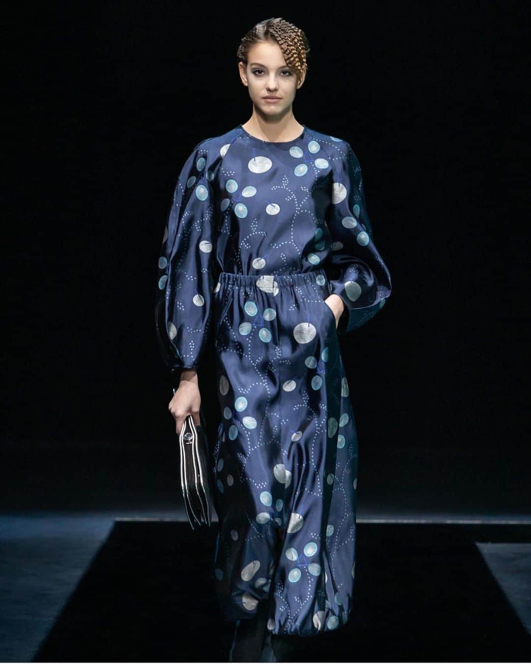 アンナ・デッロ・ルッソさんのインスタグラム写真 - (アンナ・デッロ・ルッソInstagram)「✨Armani’s nocturnal symphony ✨ @giorgioarmani   For this f-w 2021, designer Giorgio Armani presents a double show for the womenswear and menswear collections 💫.   The show wants to be a call for sustainability  #repost @mffashion_com  - @giorgioarmani @chiarabottoni  - #️⃣ #giorgioarmani #mfw #mffashion #fashion #night」2月27日 21時38分 - annadellorusso