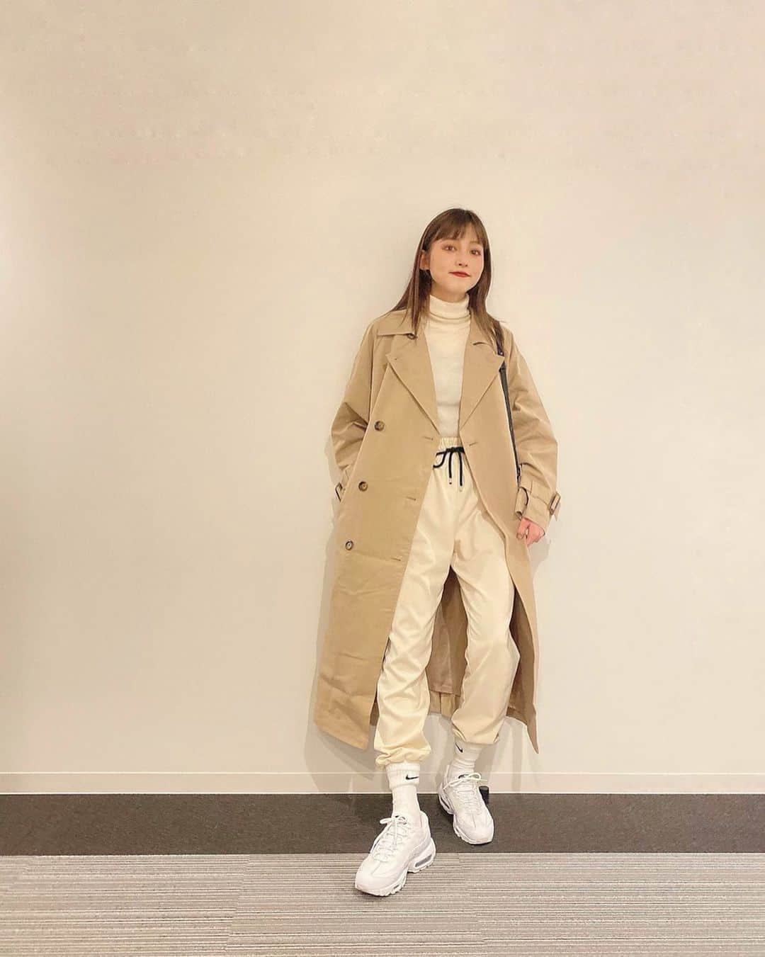 高橋野乃子さんのインスタグラム写真 - (高橋野乃子Instagram)「． コーデ🐩 outer: #emoda  tops: #uniqlo  pants: #zara sneaker: #nike   トレンチコート大好きすぎて多分4つ目。🧥♡ これは生地がちょっと薄めなので 今はまだジャケットの上に羽織ってる🐩  3/4(木)EMODA天王寺MIO店 3/5(金)EMODAルクア大阪店 がリニューアルOPENってことで リニューアルOPENを記念して、 このトレンチコート  #タックプリーツトレンチコート  限定販売みたいですぅ🧥  形最強かわいいよ！  #EMODA #RENEWALOPEN #EMODA_LUCUA #EMODA_TENNOUJI」2月27日 21時38分 - _nonstyle_