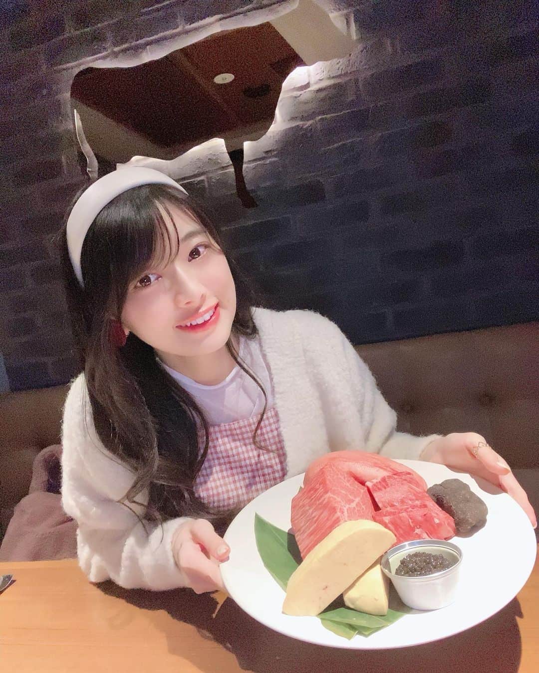 藤田いろはのインスタグラム：「昨日メイリさん　@meiri_01familia と #うしごろ 行ってきたよ〜！﻿ 去年先輩の川崎あやさんに連れてってもらって以来大好きな焼肉屋さん…🤤🤤🤤💕﻿ ﻿ とにかく美味しすぎて幸せすぎた…😭﻿ 私たちが食べたのは極みコースです！﻿ 5枚目のユッケもすっごく美味しくてまた食べたいなあ…﻿ ﻿ ﻿ みんなは焼肉どの部位が好きー？﻿ 私はタン！﻿ ﻿ ﻿ ﻿ ﻿ ‪#藤田いろは#japanesegirl #tokyo  #l4l #aziangirl  #ビジョビ #黒髪ロング#팔로우#소통해요#셀스타그램#モデル #model #그라비아 #日本的 #ushigoro #うしごろ表参道店 #ushigorobambina #ushigorokan #焼肉」