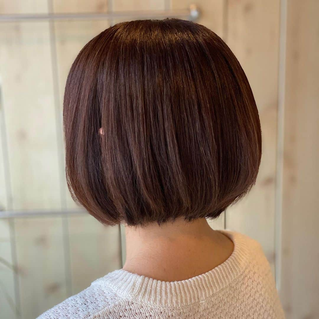 神林匠さんのインスタグラム写真 - (神林匠Instagram)「ツヤ感たっぷり！  さっと乾かしてヘアスタイルを決めたい！  どんなに時間がなくてもオシャレはしたい！  なぜ最強なのか？  ボブは最強のヘアスタイルです♪   1️⃣ おしゃれに見えます！   2️⃣ 可愛く見えます！   3️⃣ 再現性が高い！  4️⃣ 髪がつやつやに見える！  5️⃣ 年代なんて関係ない！  おしゃれ上級者にはもちろん   おしゃれを今から楽しみたい！   って方にも簡単に扱える   ヘアアレンジ、ヘアスタイリングも難しくなく、   どんなメイクにも似合いますし、   どんな人をもかわいく、   おしゃれに魅せる、   再現性も手間もいらずの最強のヘアスタイルです。   ファッションとのバランスや相性も最強です。  オシャレなボブ  その人だけにしか似合わないボブを  創ります♪  【美容師として18年目】  10000人以上のお客様を見てきました。  親身なカウンセリングを重ね、その人にだけに似合う、その人だけにしかないヘアスタイルを創ることが得意です。  Question 1  今通っている美容室に満足してますか？ ✅雑誌の切り抜きを持っていっても理想の髪型にならない ✅スタイリストが話を最後まで聞いてくれない ✅毎回、途中でスタイリストが変わるので、何度も同じ説明をしなければならない  Question 2 ✅乾燥やフケに悩むお客様の頭皮を改善し、潤いのあるツヤ髪に ✅すぐに色が落ちてしまうカラーリングを、2倍長持ちさせる ✅しっかりとお客様のお話を聞き、カウンセリングをして、想い描いていた髪型を完成させる  Answer 髪庵ゆかしの1番の魅力は  【しっかりとしたカウンセリング】です！  同じ番号の色を使用していても、髪のダメージ具合や髪質などで、入る色が変わってきてしまいます。 カットやカラーなど、あらゆる施術は お客様の頭の形や頭皮、髪質をしっかりチェックさせて頂いてから行います。 しっかりとお客様の悩みを聞き 最初から専属スタイリストとしてカウンセリングをし施術します！  いいね！コメントでもお悩みお応えします♪  コメント是非お待ちしてます😌  【ご予約方法はこちら】  〈web予約の場合〉  プロフィールのURLから24時間、好きな時にweb予約出来ます。  〈電話予約の場合〉  プロフィール欄の" 問い合わせ" ボタンを押して頂くか ☎︎03-5426-8978までお願いします！  髪庵ゆかし  154-0015 東京都世田谷区桜新町1-11-4 フジヤビル2F  tel 0354268978 完全予約制 営業時間 10時00分〜20時00分 定休日　月曜日 田園都市線桜新町駅徒歩2分 桜新町駅の西口を出て頂き、ファミリーマートの前の横断歩道を渡って下さい。 KALDI coffee farm（カルディコーヒーファーム）を左手に位直進していくと、ガラス張りのパン屋さん(フジヤ本店)がありますので、そちら2階になります。 注意:ペコちゃんのキャラクターの不二家さんとは別ですので、お気をつけ下さいませ。 ビルは淡い黄色の建物です。 ヘアスタイルで運命を変える。  @takumi_kanbayashi  #髪庵ゆかし #桜新町 #サザエさんの町 #サロン  #神林匠 #ヘアスタイル  #美容室 #トリートメント  #髪型　#ミニボブ　#ショートボブ #ヘアスタイルで運命を変える  #最強のヘアスタイル  #なりたい自分 #叶えるために #上品 #アラサー #アラフォー #アラフィフ #大人ヘアスタイル  #ママ  #ショートヘア #おとなかわいい #ショート #ボブ　#桜新町美容室　#三軒茶屋　#駒沢　#用賀」2月27日 21時41分 - takumi_kanbayashi