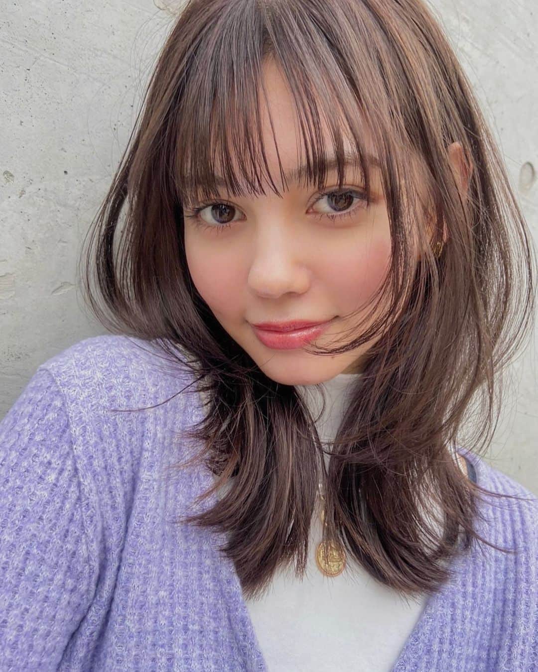 愛花さんのインスタグラム写真 - (愛花Instagram)「地毛っぽいのに透明感カラー☺️ 顔まわりも撮影でスタイリングしやすいようにこだわって切ってくれるの👀✨ @tokio_tashiro @mao_mm12」2月27日 21時41分 - hi_erica_official