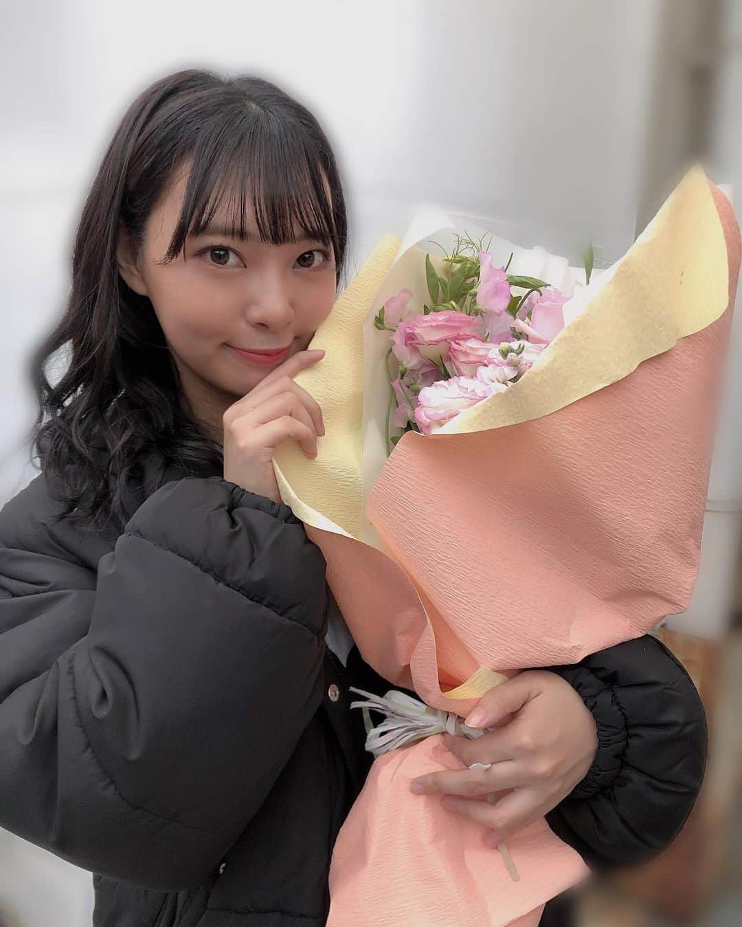 山田寿々のインスタグラム：「﻿ ﻿ 今日27日の放送をもちまして、﻿ 土曜はダメよ！を卒業しました！😭﻿ ﻿ 約2年間本当にお世話になりました！！﻿ ﻿ どんなコメントをしても助けて頂き、毎回楽しくて面白くて美味しい物も食べさせて頂けたり🥰笑﻿ ﻿ 昔から姉がレギュラーとして出ていて私もずーっと見ていたので、自分がレギュラーになると聞いた時は飛び跳ねるほど嬉しかったのを今でも覚えています！！﻿ ﻿ 街中を歩いてたら「土ダメ見てます！」と声をかけて下さる方もいらっしゃいました🥲❤️ありがとうございます！﻿ ﻿ 土ダメファミリーになれてとても幸せでした😊❤️﻿ ﻿ これからも視聴者として、ずーっと見ています📺！！﻿ ﻿ 最後には素敵なお花まで本当にありがとうございました😆💐﻿ ﻿ ﻿ そして、、改めてファンの皆様！﻿ NMB48山田寿々の応援をありがとうございました🥺❤️﻿ 今日でテレビで見るNMB48山田寿々は最後だったかな？？﻿ 沢山見て頂きありがとうございました😊📺❤️﻿ ﻿ #土曜はダメよ #ytv」