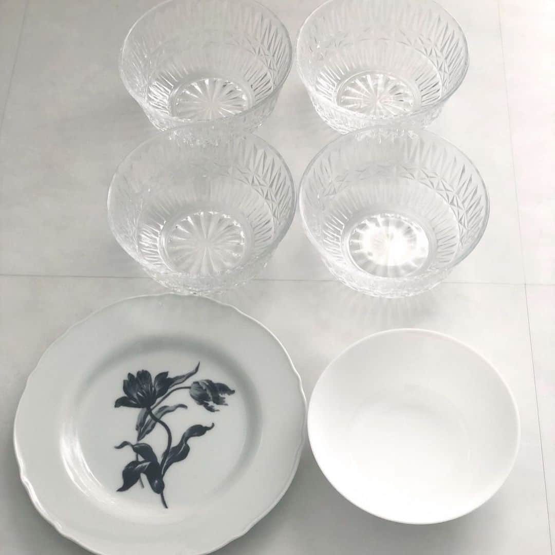 akaneのインスタグラム：「2021.2.27  久しぶりのIKEAでめちゃくちゃ可愛い食器見つけた😍  新商品のガラスボウルと、黒の花柄に一目惚れでなんとか我慢して1枚だけにしたプレート、あとは割れてしまったボウルを買い足し🍽  ガラスボウル▶︎SALLSKAPLIG  花柄プレート▶︎UPPLAGA  白ボウル▶︎OFTAST  ガラスボウルはカッティングが凄く綺麗で高見え♪  なのにプチプラ♡  花柄のは他にもかなり大きめのプレートやマグカップもありました♡  ブラパラとかモノトーンの花柄に弱い私  このシリーズはきゅんでした💓  ブログにお値段など詳しく書いています✨  #ikea#ikea購入品#食器#プレート#器#うつわ#食器好き #モノトーン#シンプル#シンプルホーム #シンプルインテリア#モノトーン#モノトーンインテリア#北欧インテリア#整理収納アドバイザー」