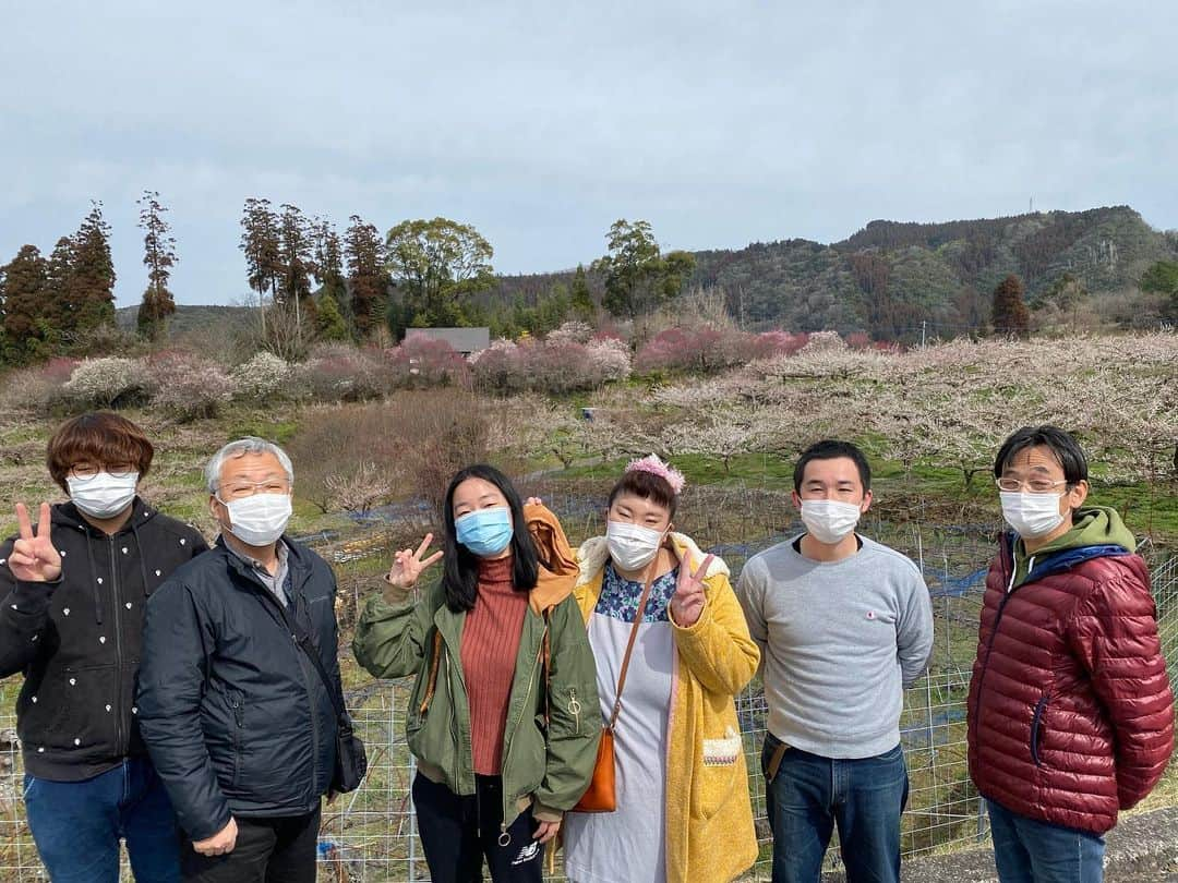 あべこさんのインスタグラム写真 - (あべこInstagram)「本日のハロー大分中継は日田市大山梅まつりからお届けしました💕  春がもうそこまで来てるっっ‼️  と、感じました💕  日田市観光協会の竹内さん、そして通訳の譚さん、そして大好きな中継のスタッフさんみんなで梅をバックに撮影😊✨  #ハロー大分 #中継 #日田 #大山 #梅まつり」2月27日 21時53分 - abekopan