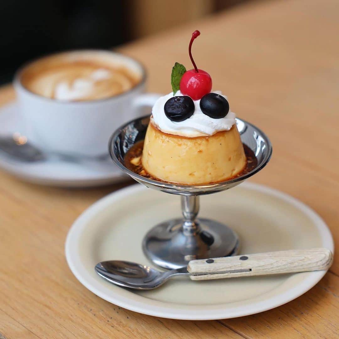 ONIJUS COFFEE VILLAGEのインスタグラム：「. 🍮🍮🍮 ブルーベリーがフレッシュなのにもこだわっています😊 Great phby @chkmnst1016  . 《ONIJUS COFFEE VILLAGE🍴》 ———————————————— @onijus さんのcafeメニュー🍴 ✔︎カタプリン🍮 レトロな見た目で可愛いプリン 固めでほろ苦い感じも良き🙆‍♂️ 広い店内でゆっくりcafe time☕️ ———————————————— #onijuscoffeevillage #onijus #プリン #大阪カフェ巡り #大阪グルメ #大阪スイーツ #大阪カフェ #神戸カフェ #奈良カフェ #滋賀カフェ #名古屋カフェ #京都カフェ巡り #神戸カフェ巡り #奈良カフェ巡り #滋賀カフェ巡り #名古屋カフェ巡り #東京カフェ巡り #kansai_trip #genic_food #retrip_gourmet  #retrip_osaka #cafemiru #uwasa_大阪」