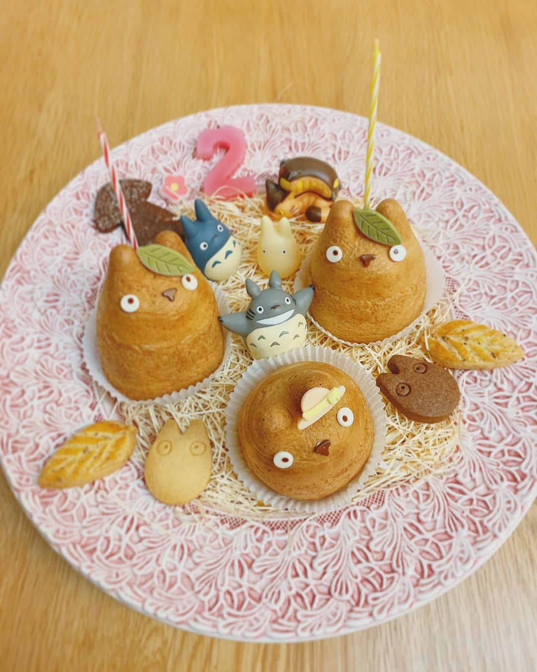 Remiさんのインスタグラム写真 - (RemiInstagram)「babygirl's birthday plate🧁☘️ バースデープレートのトトロのシュークリーム&クッキーが可愛すぎたので連投🎂❤️✨  ジブリ公認の洋菓子店「白髭のシュークリーム工房」でgetしました🌳 トトロの指人形で飾り付けて華やかに♬ 子供達ももちろん大喜び😍 優しい味付けでとても美味しかったです💓 👧🏻も2さい✌🏼ができるようになりました☺️  さて、子供達を寝かしつけてこれからclubhouse&インスタライブ続けてやります♪ ご都合の合う方お話しましょ💓  #トトロシュークリーム #白髭のシュークリーム工房 #2歳誕生日プレート #バースデープレート #2y0m #3y6m #totorolovers #myneighbortotoro」2月27日 21時46分 - remi_912