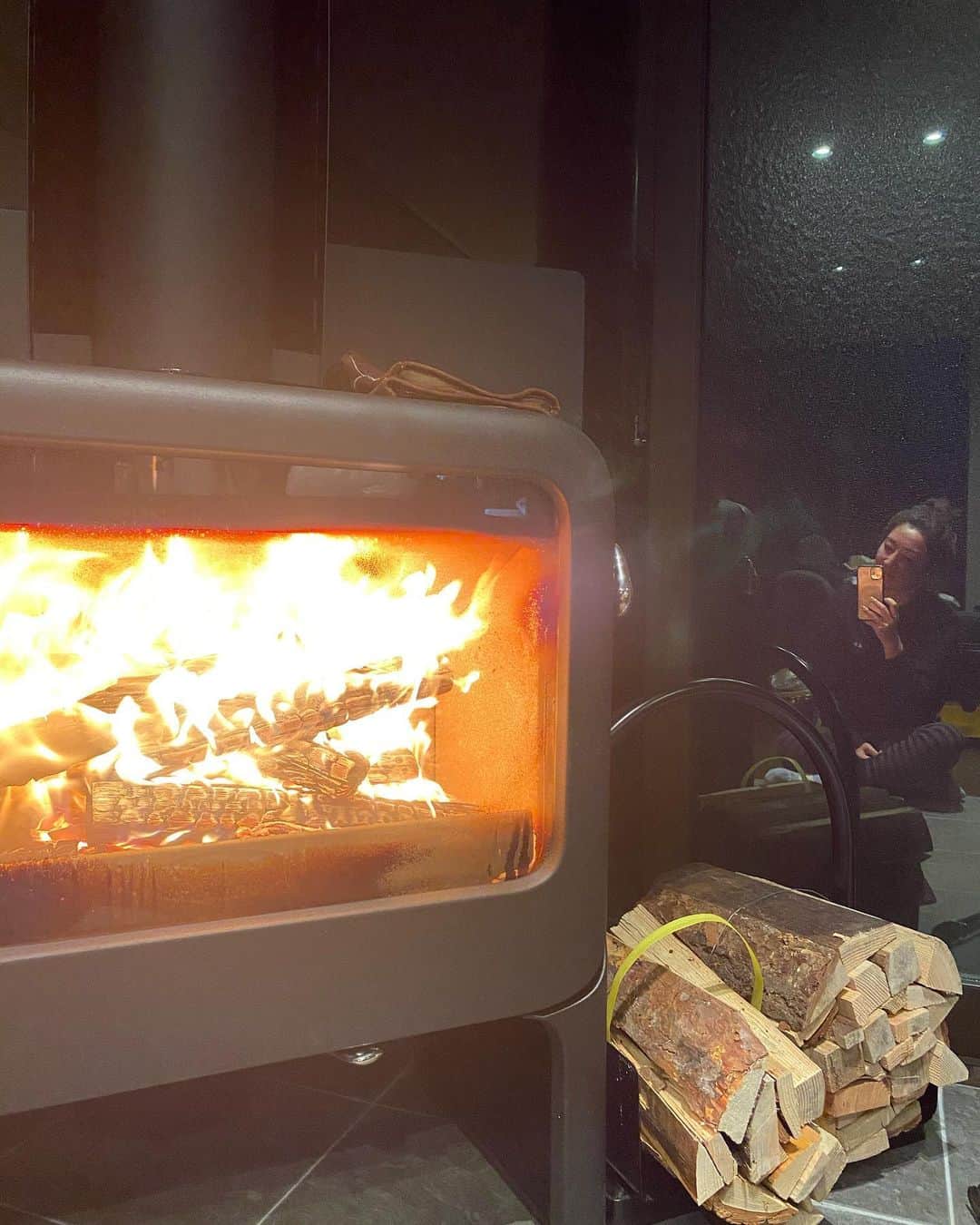 木嶋真優さんのインスタグラム写真 - (木嶋真優Instagram)「薪で暖炉。 暖かい。 今日も一日ありがとう☺️ #private #relax」2月27日 21時48分 - mayukishima