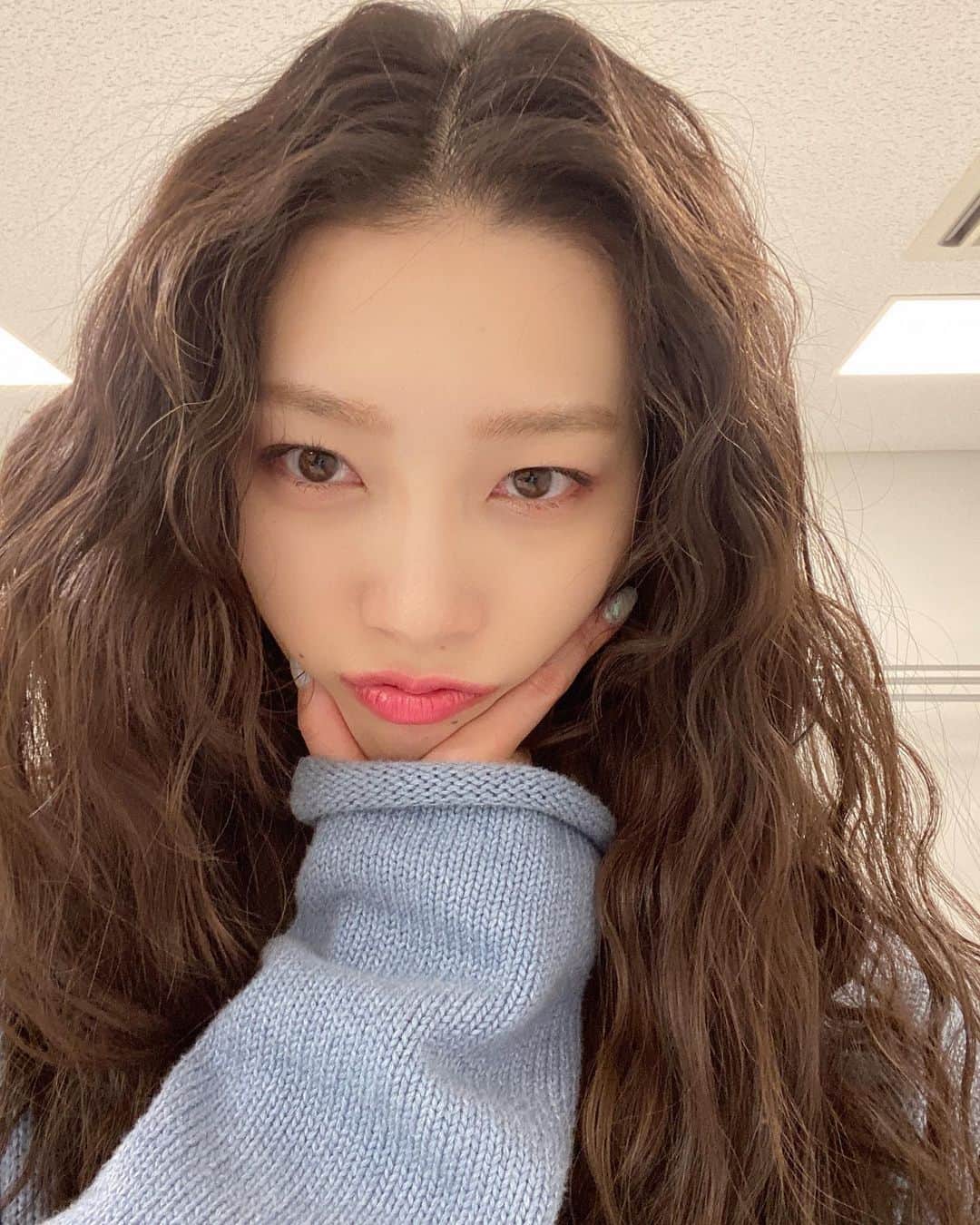 江田友莉亜のインスタグラム：「今日はヒッピーパーマでした🤍 このボサボサくりくり感すきぃぃ」