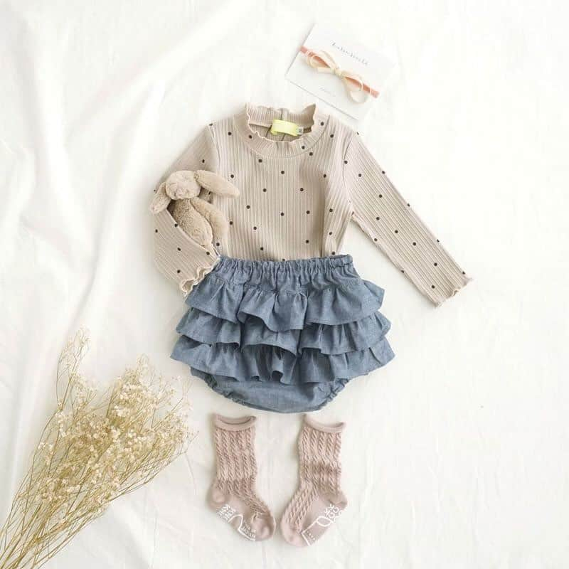 かわいいベビー服・子供服Babychuさんのインスタグラム写真 - (かわいいベビー服・子供服BabychuInstagram)「【使えるプチプラ👛リブトップス💕春色コーデがかわいい🌸ブルマとの相性も抜群💡】 . 少しづつ春に向けてクローゼットの中も衣替えしていきたい頃🌸 今年もホワイト、ピンク、ラベンダーなどの心踊る春色服がどんどんデビュー‼️ デイリーに使えるリブトップスをスプリングカラーにかえるだけで爽やかコーデができちゃいますよ😘🍒 . 裾レース、お花モチーフ、メローフリル、スリット入りなど同じメロートップスでもボトム次第に雰囲気もガラリ💡 プチプラだから、カラバリ揃えて春コーデを楽しんで😊 . べびちゅで人気のフリルパンツとの相性も抜群✌️ 合わせてGETですぐにかわいい春ブルマコーデ🌸 . プロフィール欄のURLから、今すぐべびちゅHPへGO💨 . . 🌈今なら❣️べびちゅのキャンペーンいっぱいでおトク♪ . ①春の新作キャンペーン第２弾はいよいよ明日まで🎉 . 会員さま、新作アイテムGETにはクーポン使ってね😚 . 👛５％OFFクーポン 「春の新作キャンペーン」のアイコンがついたアイテムを含む、3,000円（税抜）以上のお買い物で利用可★ . コードの入力は不要🙋‍♀️ 購入時、クーポン選択欄で「会員様限定☆春の新作キャンペーン」のクーポンを選択してね💕 . クーポン期限は、2月28日（日）23:29まで‼️ . 期間中、何度でも利用OK👍 . 春の新作アイテムを💖おトクにGETできるチャンスはコレしかない🙋‍♀️ . 今から会員になってくれる方も大歓迎👏 . ぜひぜひ、キャンペーン中に😚 お買い物を楽しんでね❤️ . . ②ひな祭りSALEスタート🎎🎊 . もうすぐ桃の節句🍑🎎 べびちゅは女の子の節句をお祝いします㊗️ . 特別開催🥳ひな祭りSALE🎉 . SALEには出さないオリジナル新作「肩フリルトップス」🎀 さらに、オリジナルロングセラーの「たっぷりフリルカーディガン」を😉💕 女の子のお祝いとして、特別価格にさせていただきました🤲 . ⏰3月3日（水）23:59まで！ . ママサイズ、男の子服も登場しているので、売りきれちゃう前にSALEへ急いで～🏃‍♀️💨 . プロフィール欄のURLから、べびちゅHPへ🧚‍♀ 上部バナーからひなまつりSALEへGO💨 . . #ベビーブルマ #トップス #リブトップス #新作 #春の新作 #べびちゅ #babychu #ig_kidsphoto #ig_babyphoto #かわいい #子供服 #ベビー服 #親バカ部 #女の子 #娘 #赤ちゃん #ベビーコーデ #キッズコーデ #ベビーファッション #キッズファッション #出産祝い #baby #babychujp」2月27日 21時52分 - babychu2014