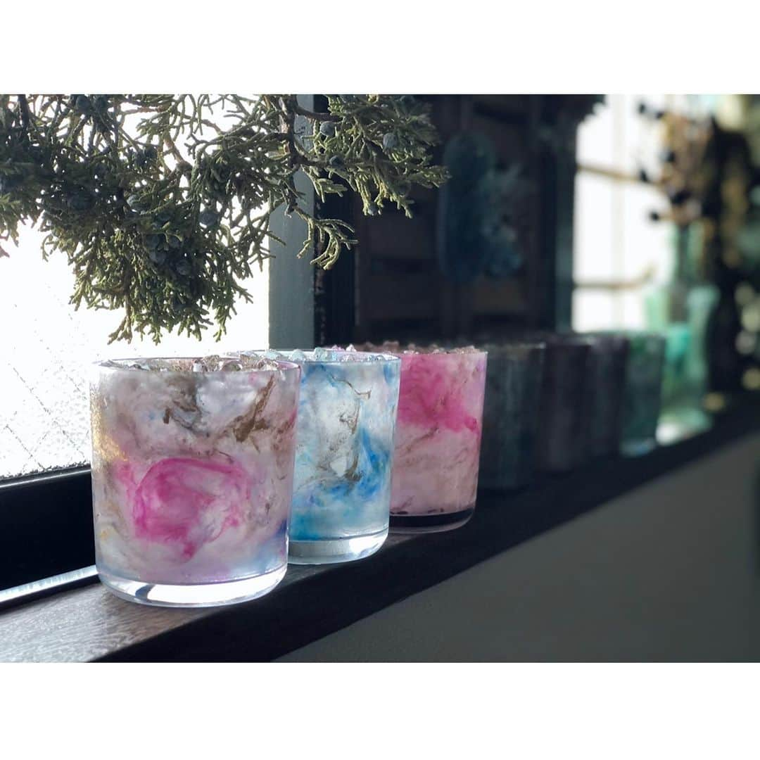 Re.ewalu(ﾚｳﾞｧﾙ)~Life of akari~のインスタグラム：「𓏙𓏙 納品用の作品 Design Candle tie-dye  ・ ・  窓ぎわのみなさん 手前3つは比較的淡めのひとたち  ・ ・  UberEatsで頼んだcurryが 美味しすぎてびっくりして 眠くなりましたが  午後も頑張ろーー𖡂  ・ ・  ━━━━━━━━━━【information】━━━━━━━━━━━━ 〔Contact〕 ✔︎オーダー依頼・Lesson問合せ・お仕事依頼 🔝HP➪contact・Instagram DMから☺︎︎  〔Candle Lesson〕 Open→火・水(土or日) ✔︎Lessonのご予約は 🔝HP➪contact・Instagram DMから☺︎︎  〔Movie Lesson〕 FANTISTにて動画レッスン公開中ఌ 🔝HP➪Movie Lessonより  ⬇︎今後の動画Lesson公開予定メニュー⬇︎ ✔︎Marblepop gel Candle  〔Eventshop〕 ✔︎2/15〜3/5 NEWoMan新宿 委託販売 ✔︎3/10〜3/15 松坂屋名古屋 委託販売 ✔︎3/10〜3/23 大丸梅田店 委託販売 ✔︎3月 九州エリア 委託販売 ✔︎3月 栃木県 委託販売 ✔︎3月 神奈川県 委託販売  ━━━━━━━━━━━━━━━━━━━━━━━━━━━━━  #botanicalstyling #candles #soycandles #양초만들기 #촛불 #蜡烛 #interiorforyou #japanesecandle #botanicalcandle #candlemaker #キャンドル #川崎キャンドル教室 #習い事サロン#エシカル #JCAキャンスタ #香りと暮らそう #大人のインテリア #川崎 #癒しの時間 #ギフト選び #サステナブルライフ #一人暮らしインテリア #タイダイ柄 #窓際インテリア」