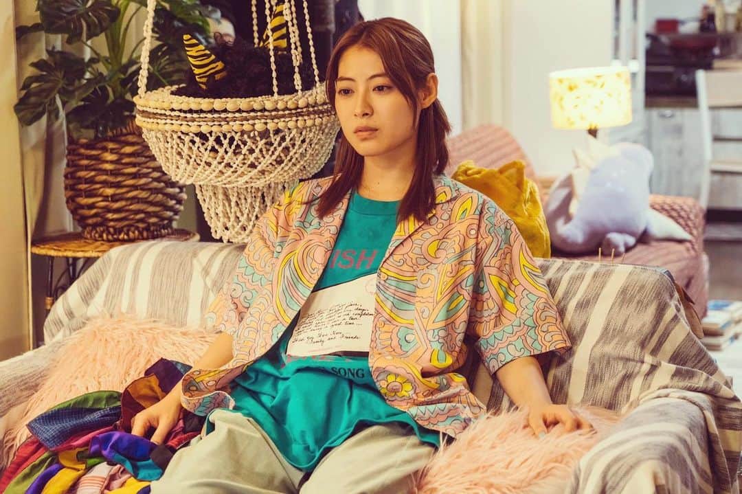 瀧本美織のインスタグラム：「. ーなんでこんな事になってしまったんだろうなぁー 仕事ではやりたいことが思うようにできず、夫とは離婚5秒前。絶賛自分見失い中。共感するとこあるなあ、という方にもぜひ観てもらいたいドラマです。   #出会い系サイトで70人と実際に会ってその人に合いそうな本をすすめまくった1年のこと   #であすす  #花田菜々子  #菜々子  #wowow  #wowowオンデマンド」