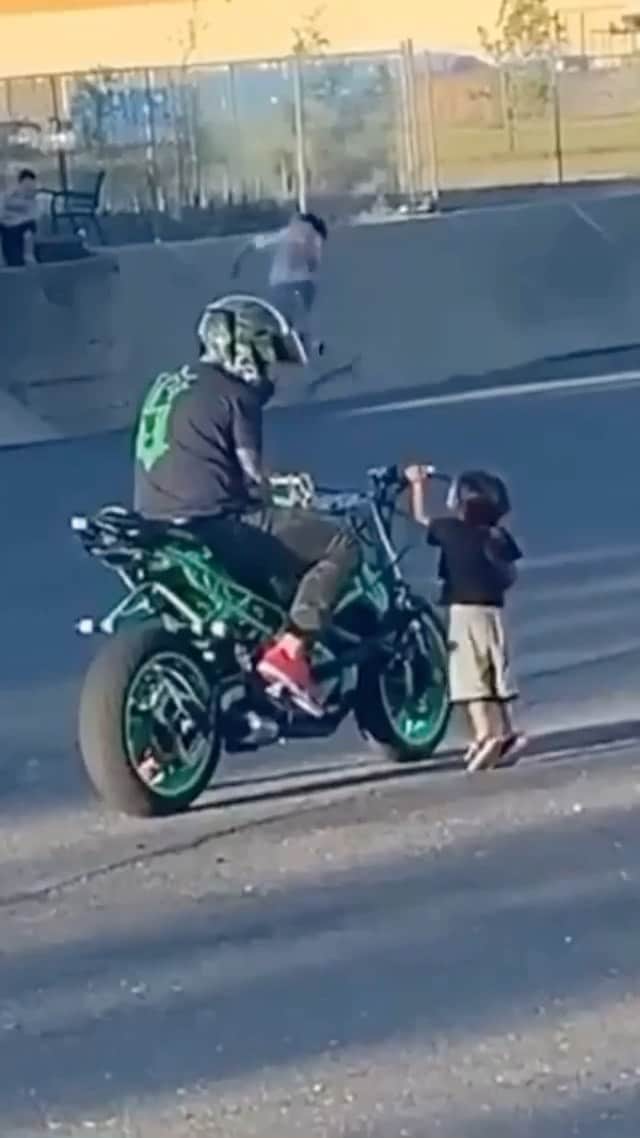 スポーツセンターのインスタグラム：「This kid was absolutely amazed by the motorcycle and got the chance to rev the bike. What a moment 🙌 (via @scottysmash)」