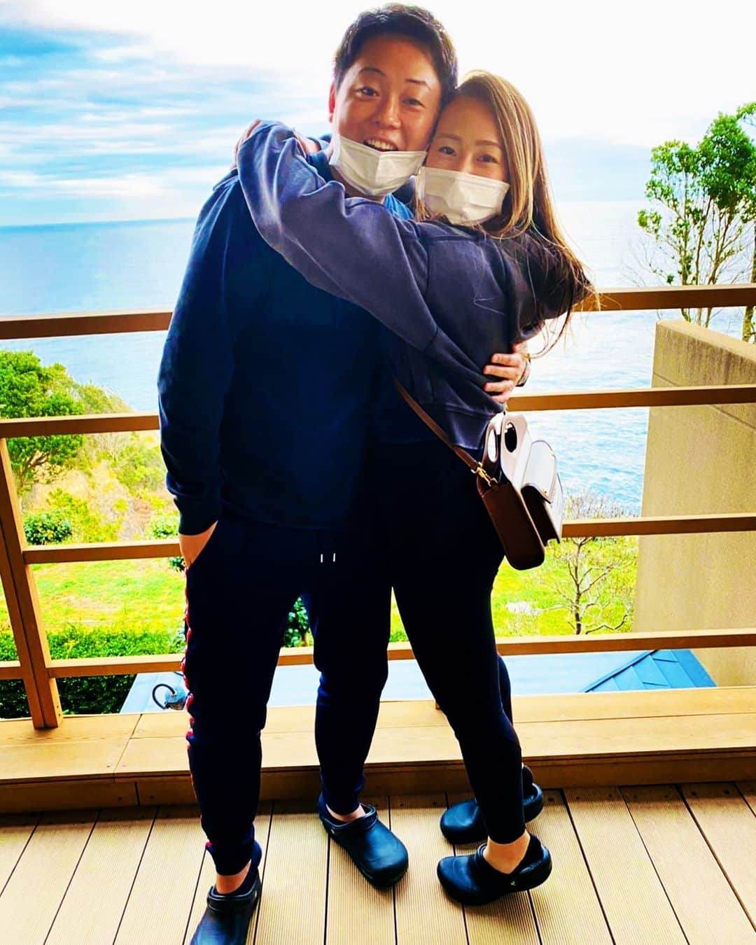 菊池沙都のインスタグラム：「Favorite pic !! #お気に入りの写真  #夫婦#仲良し#私の旦那さん#親友 #喧嘩するほど仲がいい と言い聞かせる #大貴との出会いはBoston #ImethiminBoston  美容でお悩みの方はご相談ください👇❤️ @sbc_moriwaki  @dr.moriwaki」