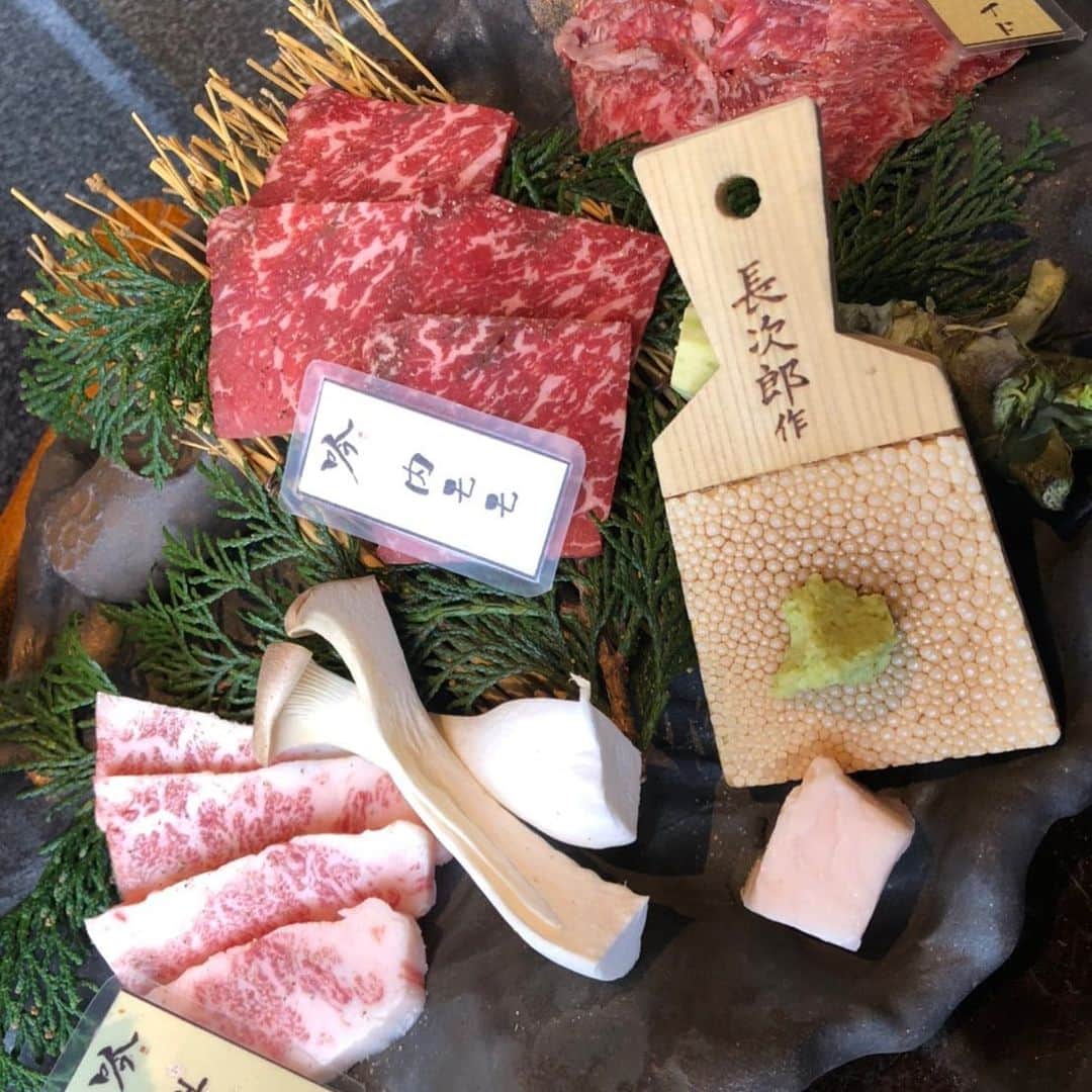 尾崎牛_肉割烹_吟_難波のインスタグラム：「⭐️ランチ営業⭐️  百合10000円コースと 菫8000円コースが 30%引き  柊コース4200円 柊コース5500円ワンドリンク付き  ⭐️17日〜限定イベント⭐️ 16時〜17時までのネット予約 一休限定百合、薔薇、翡翠コース 何と20%off今だけ 菫、柊コース10%off  緊急事態宣言のため Open　17時00分 close  20時00分 アルコールラスト　19時00分 コースラスト　18時00分  またお昼のご要望や テイクアウトなども 承っております。 何なりとお申し付け下さいませ。  ※菫コース以上 プレモル、角ハイ、酎ハイ All100円 16時〜18時までの ネットご予約のみ！  〒542-0076 大阪府大阪市中央区難波1-8-16 NAMBA HIPS 10F TEL 06-6214-1131 17:00〜20:00 (緊急事態宣言の為)  またテイクアウトも 絶賛好評中です。 お早めのご予約を  #難波 #肉 #吟 #なんば #尾崎牛 #難波駅 #駅チカ　 #テイクアウト #弁当　 #大阪難波　 #夜景　 #なんばHIPS　 #ヒップス #個室 #ワイン #スパークリング #記念日 #誕生日 #肉好きな人と繋がりたい #カップル席 #大阪グルメ #難波グルメ #難波ディナー #難波クーポン」