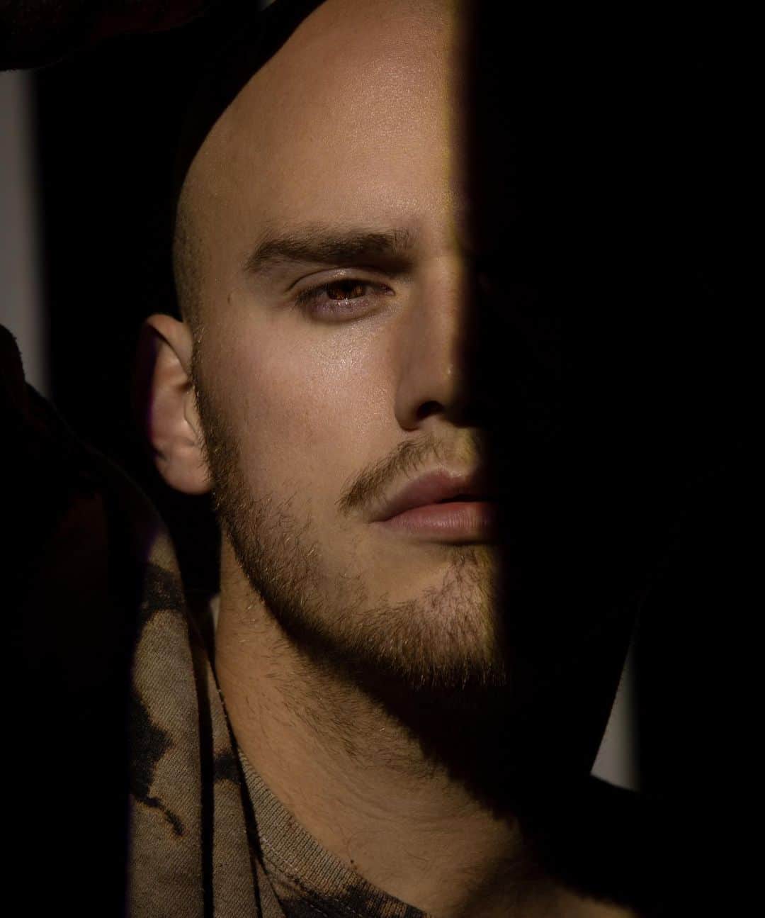 ブランドン・シェイアのインスタグラム：「Who’s your favorite bald boy 👀」