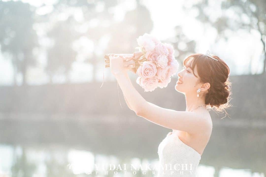 のインスタグラム：「【撮影枠空きはストーリーズにて】 . ヘアメイク @ebibi.hairmake_12  . . インスタストーリーズにて撮影の空き状況を確認いただけます♪ . . . . . . . . 現在お打ち合わせも、対面ではなくリモートで行なっております☺️ . . . . 是非お申し付けくださいませ✨ . . . . . #weddingphotography  #wedding  #prewedding  #preweddingphoto  #前撮り  #チェリフォト  #camelove  #フォトウェディング  #ブーケ  #花嫁 #東京駅前撮り #丸の内前撮り」