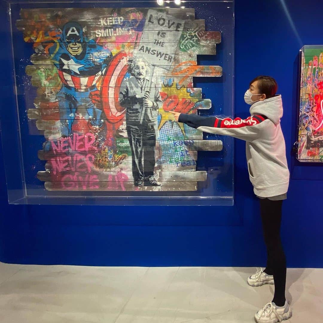 梨衣名さんのインスタグラム写真 - (梨衣名Instagram)「Mr.Brainwash  @mrbrainwash EXHIBITION　"LIFE IS BEAUTIFUL”  2021.2.27-   PARCO MUSEUM TOKYO 東京都渋谷区宇田川町15-1 渋谷PARCO 4F  Art makes me crazy! 感性が刺激され、ハイキックを繰り出してしまいました。 失礼しました。 #ミスターブレインウォッシュ展 物凄く良かったので、おすすめします‼️ 福田さんに一枚一枚解説していただいて、さらに楽しめました。  Stay safe!」2月27日 13時16分 - leena3.1415926