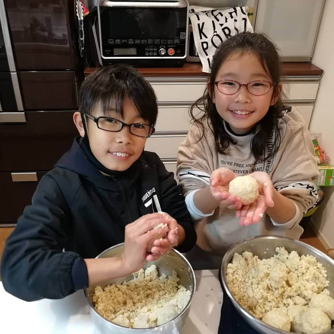 Kaori Takinoのインスタグラム：「今年も味噌を仕込む。 お豆腐屋さんのフレッシュなおからと、濃い豆乳と、お取り寄せをお裾分けいただいた麹さまで、おから味噌を。何度もやってるけどこれは簡単で良き💛 あと、和食王の優秀賞の副賞で、レトルト大豆とすでに完成している味噌を種味噌として作るセットをいただいたのでそちらも。 我が家は、玄関の床が石なので年中涼しく気温が安定しているので、玄関で味噌を熟成させてます。ゆっくり熟成させたほうが美味しくできるのかなぁ？ 半年後が楽しみ‼️  “簡単”“時短”が流行る今だからこそ、“時間をかける”ことの愛しさを知ってほしい💛  #味噌#手作り味噌#味噌を仕込む#みそ#みそを仕込む#手前味噌#おから#おから味噌#おから豆乳味噌#姉弟#管理栄養士#料理家#スローライフ#憧れるけど#都会で暮らしたい」