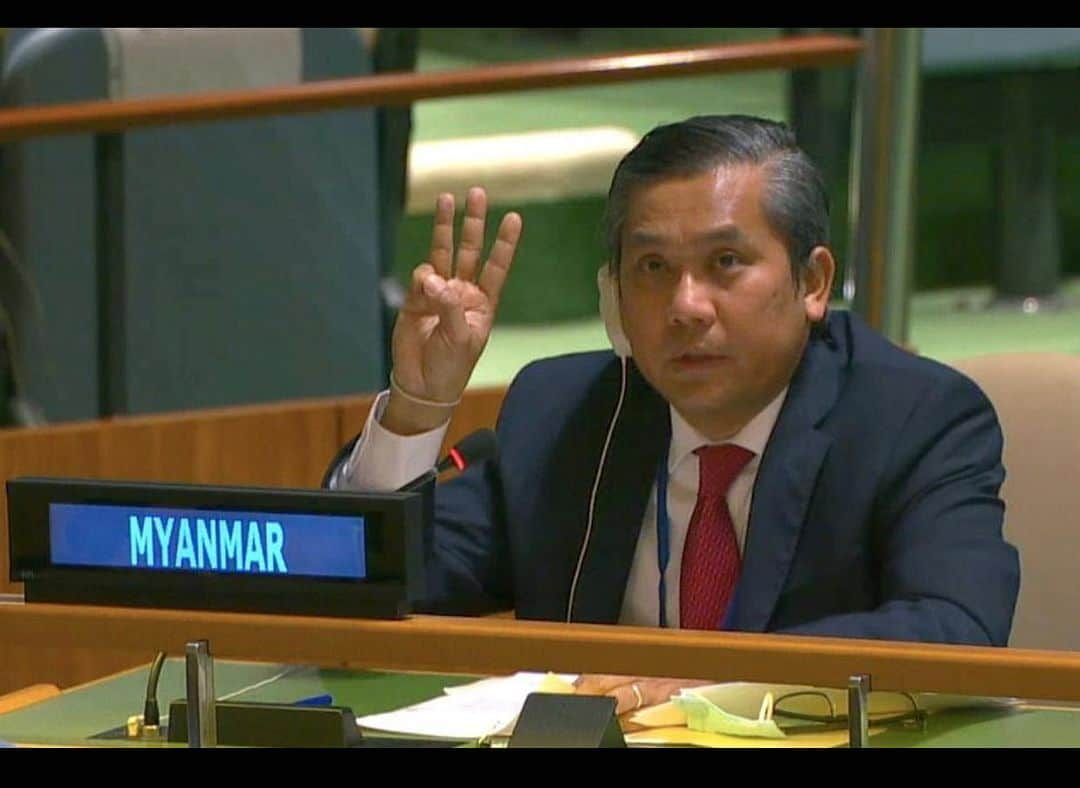 トーマス・サドスキーのインスタグラム：「Incredible act of courage and integrity.  via @reuters.  “At the U.N. General Assembly, Myanmar’s Ambassador Kyaw Moe Tun said he was speaking on behalf of Suu Kyi’s government and appealed to the body “to use any means necessary to take action against the Myanmar military and to provide safety and security for the people”.  “We need further strongest possible action from the international community to immediately end the military coup, to stop oppressing the innocent people ... and to restore the democracy,” he told the 193-member group, receiving applause as he finished.  Kyaw Moe Tun appeared emotional as he read the statement on behalf of a group of elected politicians that he said represented the legitimate government.  Delivering his final words in Burmese, the career diplomat raised the three-finger salute of pro-democracy protesters and announced “our cause will prevail”.” #Myanmar #FreeMyanmar #SaveMyanmar #WhatIsHappeningInMyanmar」