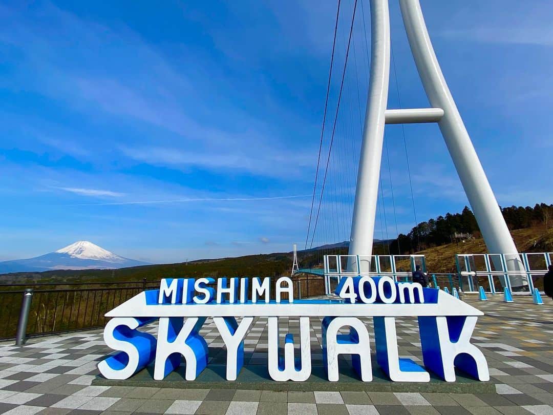 三島スカイウォーク／公式さんのインスタグラム写真 - (三島スカイウォーク／公式Instagram)「本日も三島スカイウォークからは美しい富士山が見えています👏 . 記念写真をオブジェ前でいかがですか？😆🤳 . 展望台からの写真は空中を歩いているような写真が撮れます。 お友達や家族と一緒に、撮影してみてはいかがでしょうか🗻🗻🗻 . #三島スカイウォーク #スカイウォーク #静岡 #伊豆 #三島 #箱根 #観光 #吊橋 #日本一 #富士山 #記念写真 #mishimaskywalk #skywalk #japan #shizuoka #instagood #followｍe #izu #travel」2月27日 13時23分 - mishima_skywalk