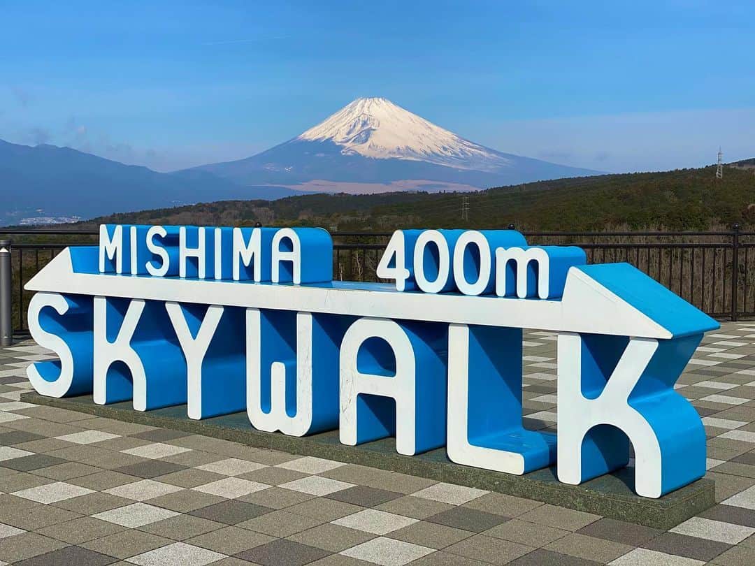 三島スカイウォーク／公式さんのインスタグラム写真 - (三島スカイウォーク／公式Instagram)「本日も三島スカイウォークからは美しい富士山が見えています👏 . 記念写真をオブジェ前でいかがですか？😆🤳 . 展望台からの写真は空中を歩いているような写真が撮れます。 お友達や家族と一緒に、撮影してみてはいかがでしょうか🗻🗻🗻 . #三島スカイウォーク #スカイウォーク #静岡 #伊豆 #三島 #箱根 #観光 #吊橋 #日本一 #富士山 #記念写真 #mishimaskywalk #skywalk #japan #shizuoka #instagood #followｍe #izu #travel」2月27日 13時23分 - mishima_skywalk