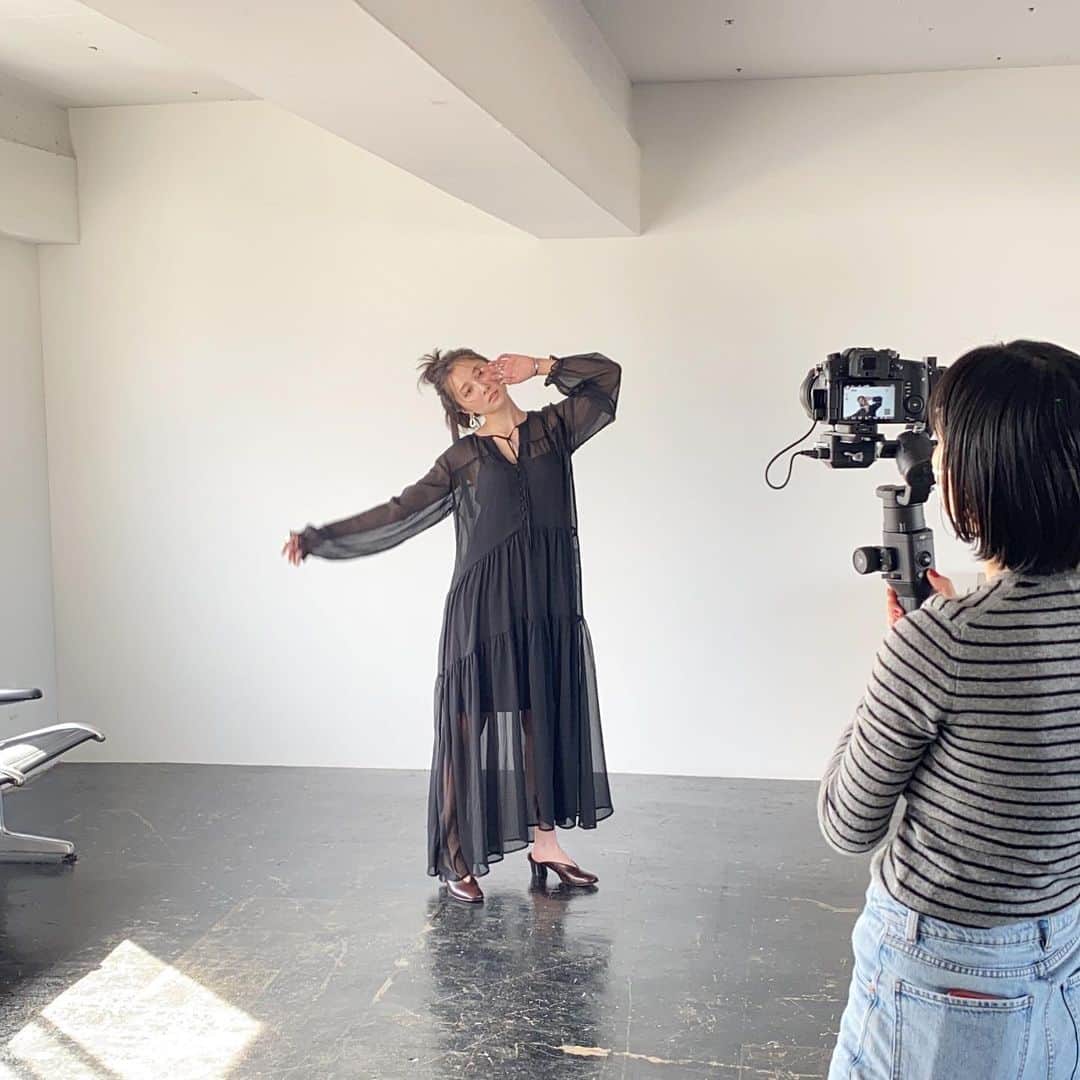 大石絵理のインスタグラム：「お洋服をプロデュースすることになりました😌❣️ ワンピースを中心としたコーディネートを二週間毎に紹介していきます💕 1枚目は私のイチオシのワンピースで、5wayで使うことができます！ 生地やシルエットにもかなりこだわって作っています。 3月から発売するので楽しみにしててください〜❤️ @kol.japan  少しずつアップしていくのでぜひチェックしてください😻」