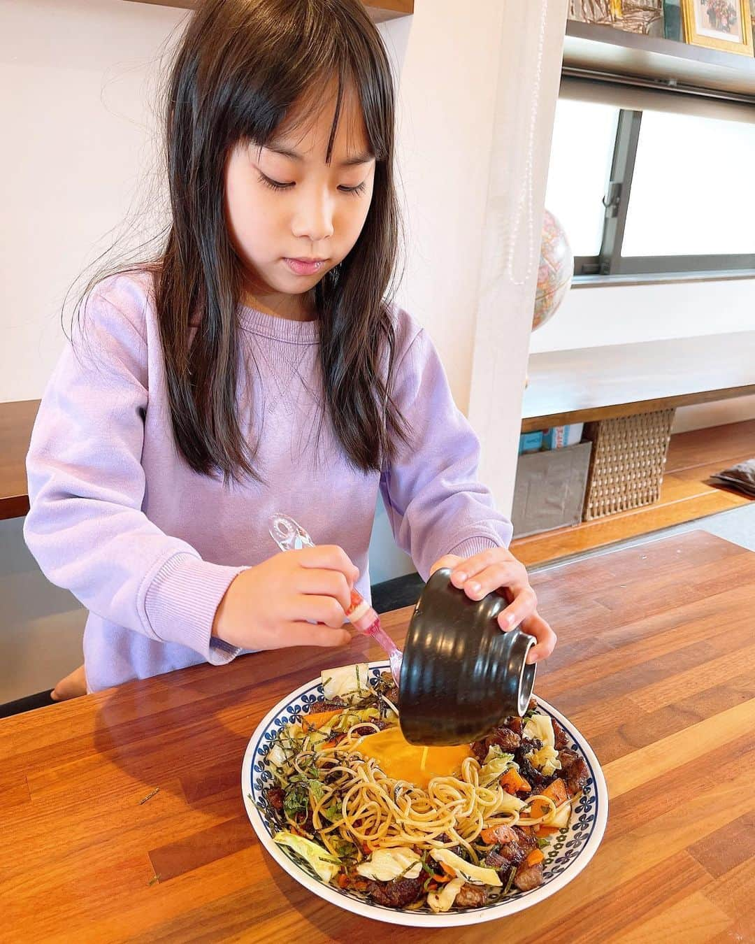 みきママさんのインスタグラム写真 - (みきママInstagram)「【和風ステーキスパゲティーです！！】  昨日のステーキ、まだあります🥩  れんちびと杏ちゃん「スパゲティーがいい！！」ってさ。  ガストの和風スパゲティーの味付けで、ステーキスパゲティーにしよう‼️脂がかなり出るので、カリッと焼いて、脂を切ってスパゲティーにしました。  醤油＋みりん＋かつおだしの素＋胡椒で味付けします✨詳しい分量は100たのに載っています👍  すると、れんちび「このステーキは一般人が食べるもんじゃない。」ってさ。高級すぎるって。  杏ちゃん「卵をからませたら美味しい❗️」ってさ。こってりしたステーキが卵でサッパリ食べられるって。  みんなステーキで満腹です🐽  いいステーキは少しずつ食べるものだと言うことがわかりました🤣🤣🤣  #みきママ　#ステーキ　#和風スパゲティー　#ガスト　風」2月27日 13時36分 - mikimama_official