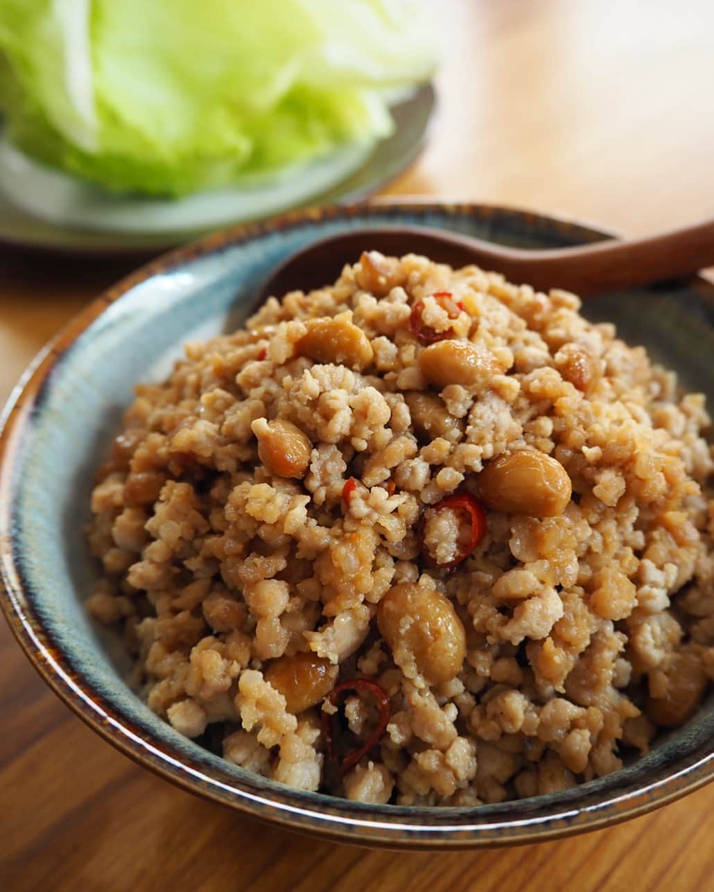 吉野千穂さんのインスタグラム写真 - (吉野千穂Instagram)「千穂飯🌿『豚ひきと納豆のピリ辛レタス巻き』  好評で嬉しかった一品！ 我が家では週末の家飲みや ご飯のお供にしてます🍻  唐辛子と味噌で炒めた豚ひき肉と納豆を レタスで巻いてパクりと😋 海苔で巻くのもおいしい♪  🌱材料2人分 豚ひき肉　200g 納豆　1パック にんにくみじん切り　1かけ分 唐辛子輪切り　小さじ1 レタス　適量  ごま油　小さじ1  酒　大さじ1 砂糖　小さじ1 納豆のたれ　1袋 みそ　大さじ1  ①豚ひき肉を炒める フライパンにごま油、にんにく、唐辛子を入れて香りが立つまで加熱する。豚ひき肉を加えて色が変わるまでしっかり炒め、酒を加えて水分を飛ばしながら炒める。  ②調味して納豆を加える 残りの調味料を加えてなじむまで炒め、納豆を加えてさっと炒め合わせる。(わたしは粘りを残して仕上げるのが好み)  ③仕上げる 器に盛り、レタスを添える。(レタスは巻きやすい適度な大きさにちぎってます) * * #ひき肉#豚ひき肉#納豆#納豆アレンジ#ピリ辛#レタス巻き#簡単レシピ#作り置き#作り置きレシピ#常備菜#千穂飯#管理栄養士ごはん#管理栄養士#吉野千穂#おうちごはん#毎日ごはん#朝ごはん#お昼ごはん#晩ごはん#今日のごはん#おうち居酒屋#おつまみ#おつまみレシピ#フードスタイリスト」2月27日 13時35分 - chiho_yoshino