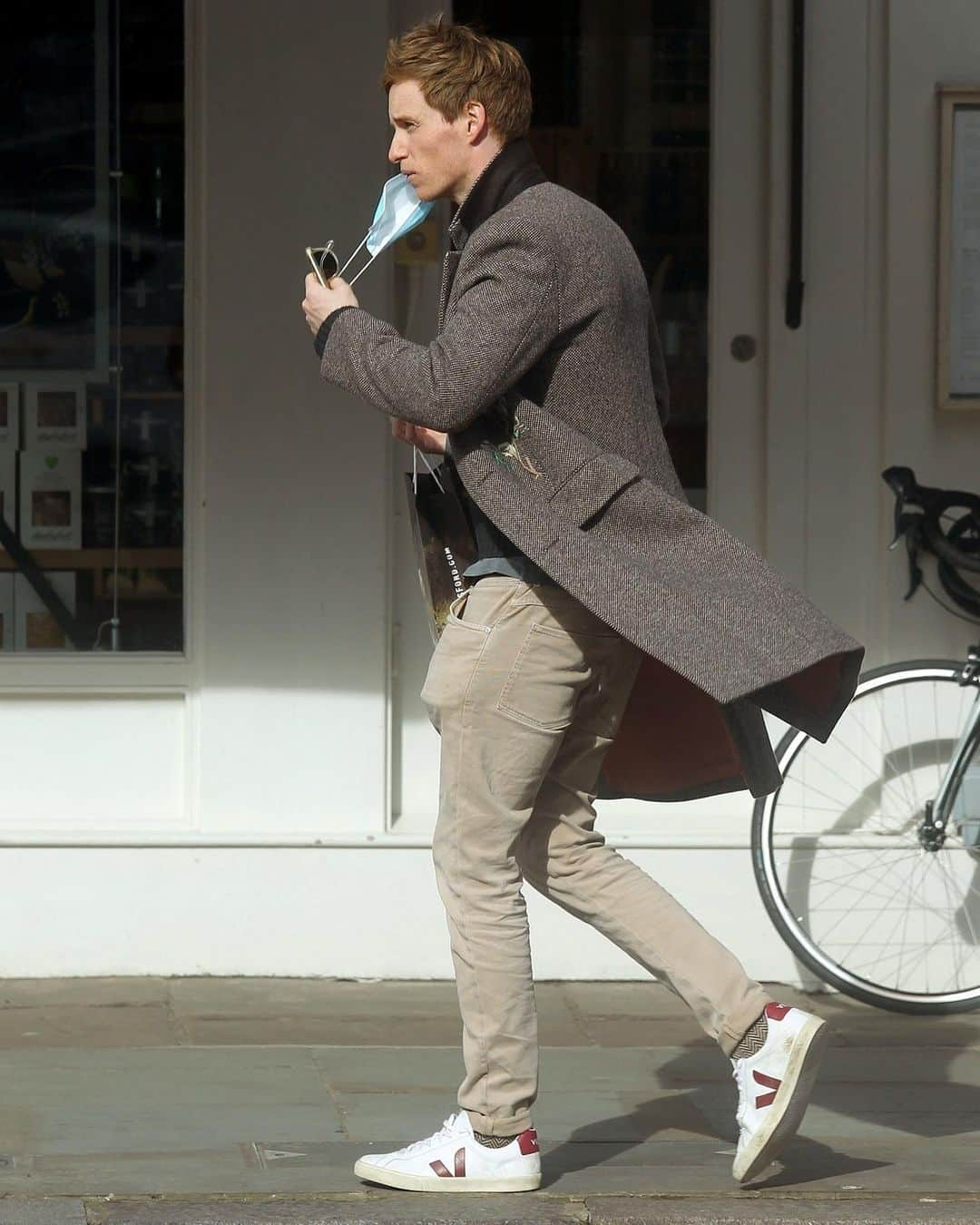 Just Jaredさんのインスタグラム写真 - (Just JaredInstagram)「Oscar winner Eddie Redmayne was spotted in London this week while on a production break from the upcoming third “Fantastic Beasts” movie. #EddieRedmayne Photos: Backgrid」2月27日 13時28分 - justjared