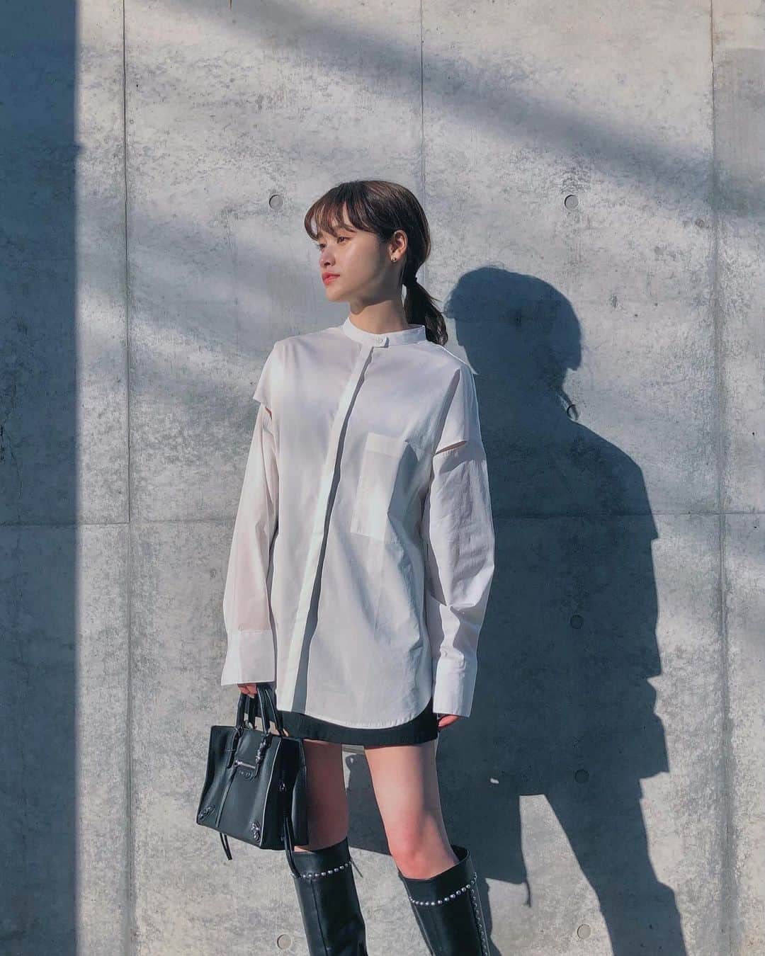 YUMIKO TANAHASHIのインスタグラム：「この間の温かい日の私服です☀️ 新しい白いシャツ着たかったので！  でもここ最近寒いので まだアウターは必須ですね。。。  #outfit  #ootd #solace」