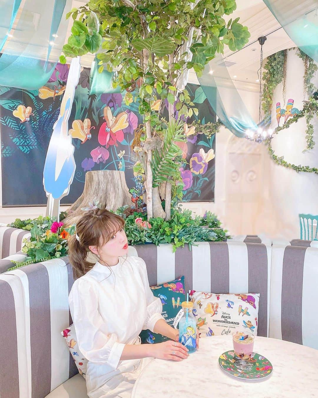 山崎春佳さんのインスタグラム写真 - (山崎春佳Instagram)「🐰🌷  アリスのカフェに行った時の♡︎ 周りがカラフルだったから白を着て行って逆に 映えたかも🦋💫  前回は全身を載せたけど今回は トップスのアップ♡︎ 清楚でふわっとしたかわいらしさもあるこのプロポの トップスは、一目惚れしたから即決でした👀 @proportionbodydressing だよ！  ハンドメイドのヘアアクセもタグ付けしたから 見てみてくださいね🤲🏻✨クロコ素材だから 白だけど大人っぽくもカジュアルにも何でも合う！ @chiccho2020   #me #tbt #white #allwhite #aliceinwonderland #cafe #ponytail #disney #ootd #outfit #pbd #proportion #proportionbodydressing #不思議の国のアリス #不思議の国のアリスカフェ #東急プラザ表参道原宿 #トップス #プロポ #プロポーションボディドレッシング」2月27日 13時29分 - haruka_yamazaki