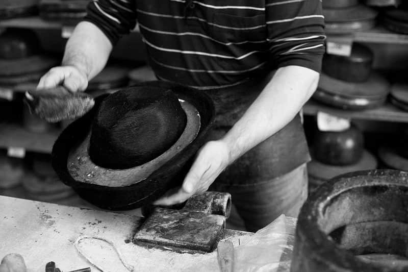 GLOBE SPECS_officialさんのインスタグラム写真 - (GLOBE SPECS_officialInstagram)「. .  来月イベントを行うミュールバウアーについてご紹介します！  【帽子の作り方】  フェルトや麦わら帽子を作る際に、帽子職人の技術が発揮されます。起点となる素材は、いわゆる帽子の元・切り株です。これを木の帽子の型に手で引っ張って固定させるのです。形成されたまだ濡れている帽子の”元”をオーブンで乾燥させ、私たちが馴染みのある”帽子”の形へと作り上げられていきます。その後、細かなルールに従って装飾・縫製の過程を経て、１つの帽子が生まれるのです！  丁寧に時間をかけて作られたハンドメイドの帽子は、フィット感や肌触りが良く、身につけた時の心地よさが最大の魅力です。  @muehlbauer_hats  #customorderevent  #hat #cap #buckethat  #globespecs #帽子 #ハット #vienna  #wien #ウィーン #ハンドメイド #オーダーメイド #展示会 #ミュールバウアー」2月27日 13時40分 - globespecs_official