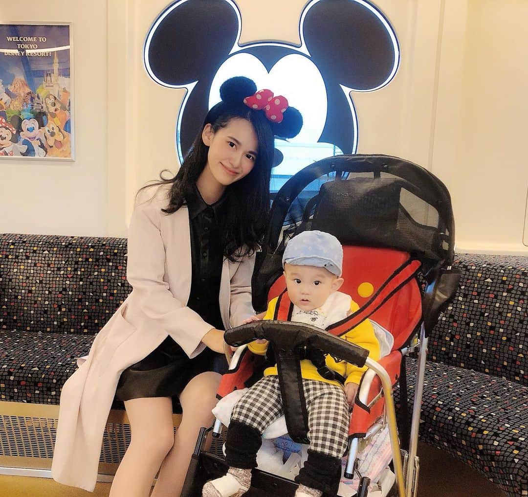 七尾エレナのインスタグラム：「かなり時差投稿！ 土曜の晴れた日はディズニーいきたくなる🐭🏰  写真は去年の秋に、息子と、私の母と 3世代ディズニーデビューしたときの💕  チケットが全然買えなかったので バケーションパッケージで行ったら シーもランドも行けた上に 美女と野獣が確約されててとってもよかった😍  赤ちゃん連れのディズニーが大変すぎて せっかくミラコスタ泊だったのに 夜は母とカップ麺食べて秒で爆睡したり🤣  コロナ対策でミッキーとの撮影 2メートルくらい離れて撮影しなきゃいけなかったりw  でもあとから振り返るといい思い出🤣」