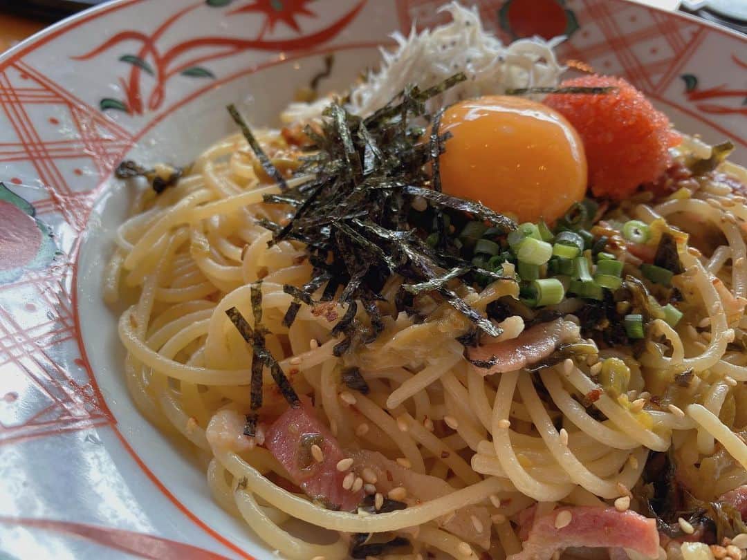 堀舞紀のインスタグラム：「🍝 . . . 幼稚園年中最後の行事🤓 劇発表会" でした♡ . . . コロナ対策で 声は無しの演技だったけど とっても可愛くって 旦那と2人でニヤニヤニヤニヤ . . やっと 近くで見ることができて 今までは普通だった当たり前が ありがた〜く感じる日でした！ . . 感無量ぢゃ！！ . . 因みに 花の💐妖精？ だかなんかの役でした🙃 . .  帰りに 五右衛門🍝食べたけど いつも迷ってしまうんだよね。 メニュー多くて。 どれも美味しくて🤤 . . 私は④オシwww . . . #劇発表会 #cannyO  #年中」