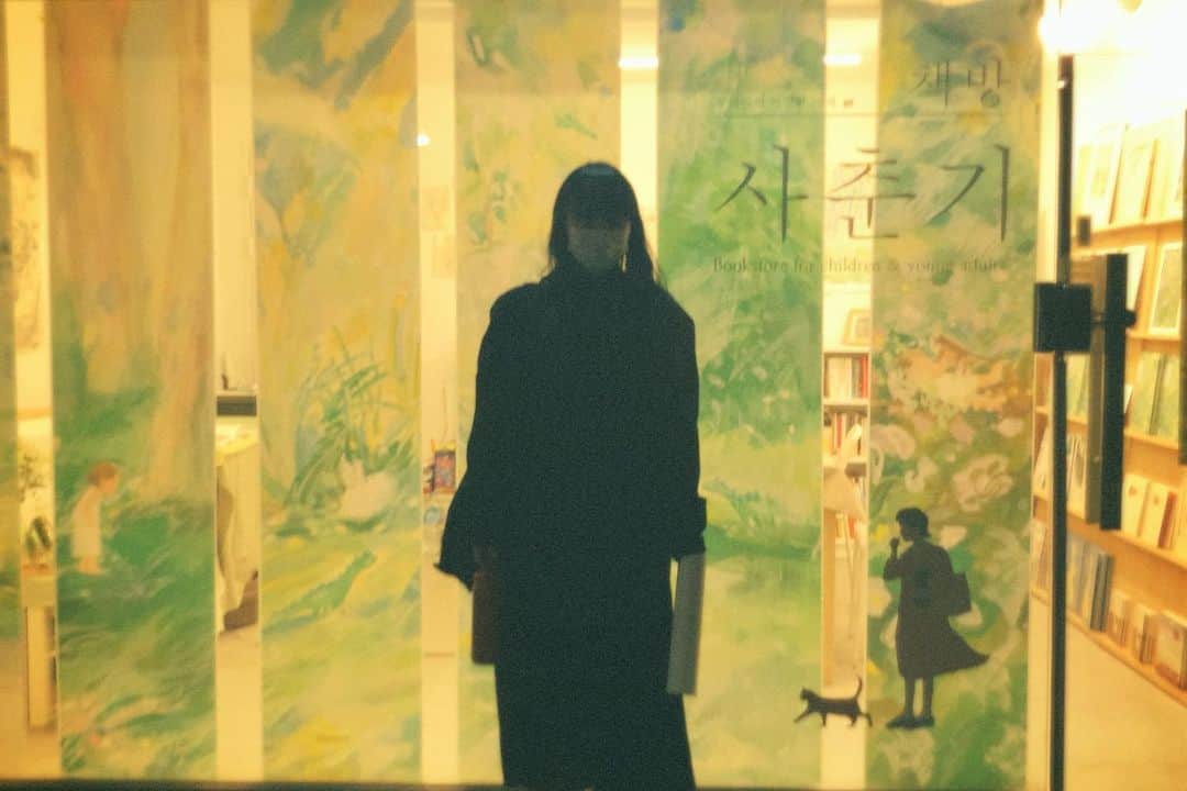 soy kimのインスタグラム：「존버거 북클럽 책방 사춘기 휘리 작가님 전시  #johnbergerbookclub」