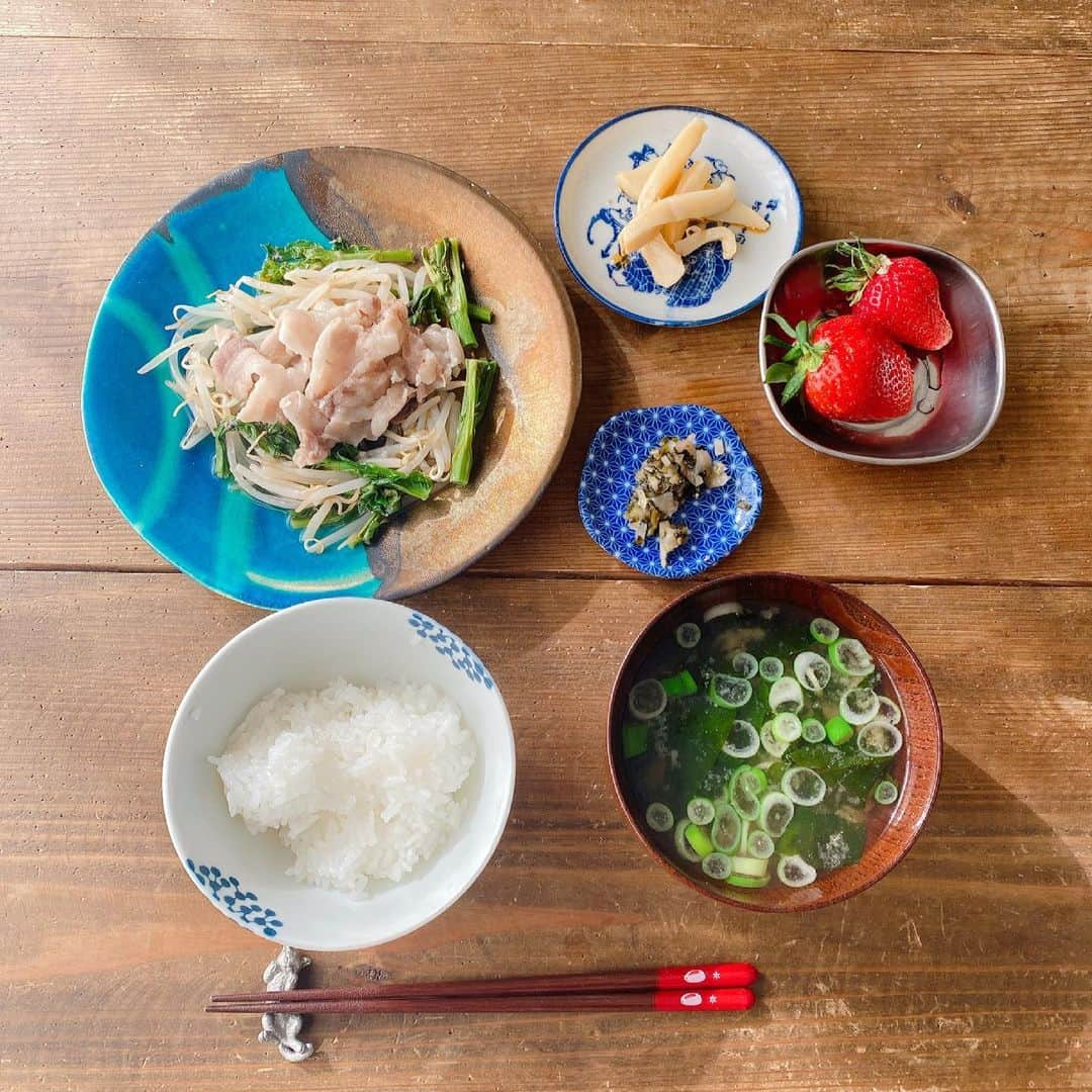 金巻ともこのインスタグラム：「メインは菜の花ともやしと豚バラ酒蒸しです。ちゃんとするのやっぱめんどくさいな、笑 #おうちごはん #ひとりごはん #おうちごはん金巻」