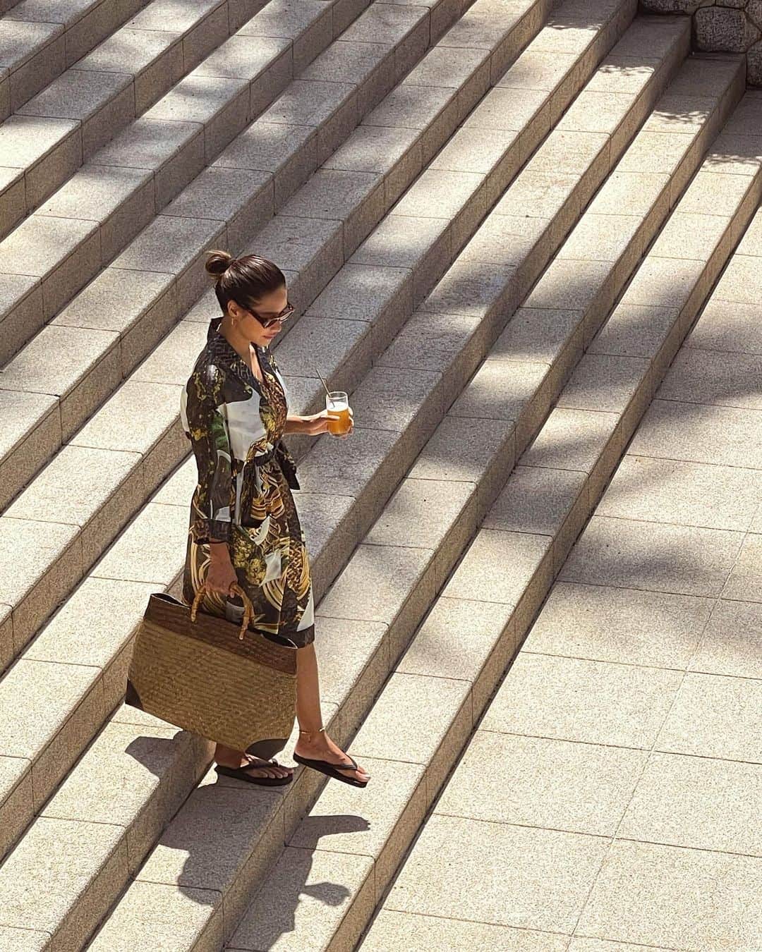 Laila Boonyasakのインスタグラム：「เดินเรื่อยเปื่อยตามประสาคนโสด เจ็บเอง หายเองได้ ก่อนหน้านี้นะเหรอ😏 ปังปิ๊นาส😩🥺😔😢 🤟🏼😅🌺#คนถูกทิ้ง2020 @amanpuri @lovesauceinc」