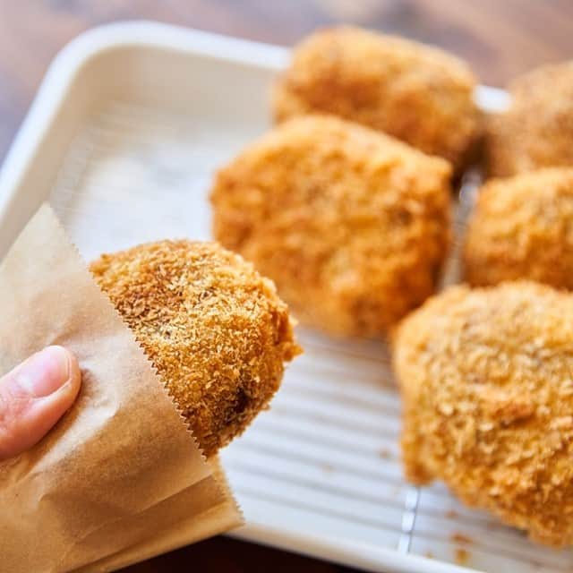 のインスタグラム：「. 基本から“揚げない”レシピまで。ほくほく「コロッケ」特集 . 食卓のメインにぴったりのコロッケですが、いつも同じメニューだとちょっと飽きてしまいますよね。そんな時は、アレンジレシピで一味違ったコロッケを作ってみましょう！定番からアレンジまで、様々なコロッケレシピをご紹介します。 画像は、ふたりごはん（@misa_enomoto）さんより。 . https://kinarino.jp/cat4/42521 . ▶︎こちらの記事はキナリノアプリのトップページで掲載中です。 ▶キナリノアプリで「コロッケ」と検索！ ▶︎ダウンロードはプロフィールリンクから(@kinarino_official) . #レシピ #コロッケ #揚げ物 #おうちごはん #ランチ #夕飯 #献立 #手作りごはん #ポテト #じゃがいも #recipe #cooking #instafood #croquette #丁寧な暮らし #暮らし #キナリノ」