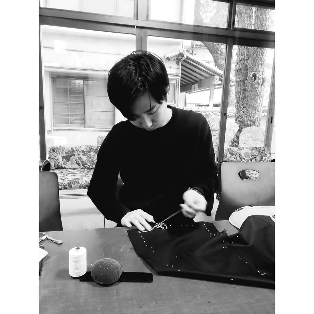 信國太志のインスタグラム：「今日はスクールで教えてます。 少しずつ手つきが様になっていきますように。 https://t.co/U76uYY5YmF」