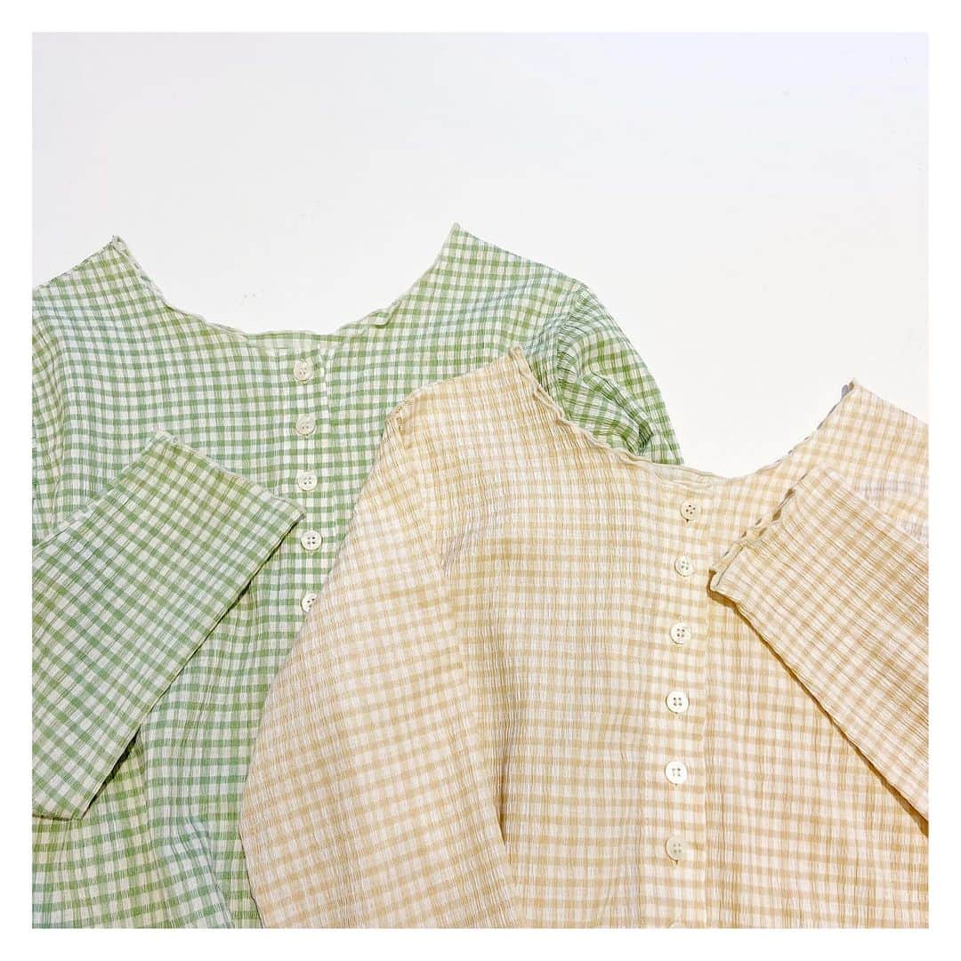 のインスタグラム：「New arrival🍋  gingham bubble top ¥6,280+tax  ポップコーンのようなポコポコとした生地がキュートなトップス🍿  今年らしいギンガムチェックとさわやかなカラーリングが目をひくデザインです❤︎  前後両方で着用可能なデザインなので、後ろボタンにしてバックスタイルにポイントのある着こなしも◎   ボタンを開けて羽織りとしてもお使いいただけます🌼  ＿＿＿＿＿＿＿＿＿＿＿＿＿＿＿＿  ﻿ 現在、通信販売の送料手数料が 無料キャンペーン中！🚚🔅 ﻿ WEB SHOPからはもちろん、店舗通販でのご購入も可能ですので、各店舗へお気軽にお問い合わせくださいませ。 ﻿ ＿＿＿＿＿＿＿＿＿﻿ ﻿  #flower2021ss #新作ブラウス#春服#春トップス#ギンガムチェック」