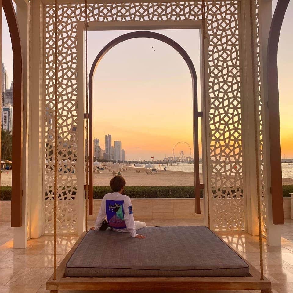 DJ DAIKI（若林大輝）さんのインスタグラム写真 - (DJ DAIKI（若林大輝）Instagram)「Time to Relax🏖 Love this place in Dubai ♥ @driftbeachdubai . 美しいビーチに感動的なサンセットが泣ける😭 今日も素晴らしい1日に感謝🙏✨ . #oneandonlyroyalmirage  #driftbeach #sunset #Dubai」2月27日 14時04分 - daiki.wakabayashi