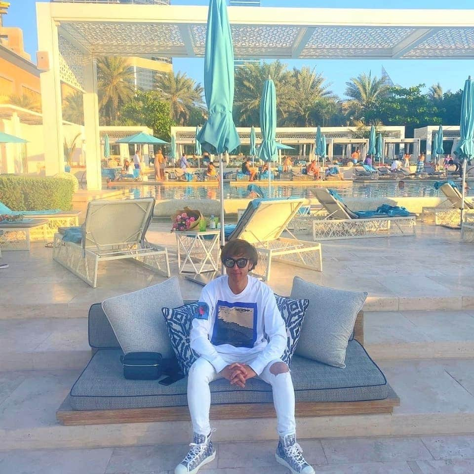 DJ DAIKI（若林大輝）のインスタグラム：「Time to Relax🏖 Love this place in Dubai ♥ @driftbeachdubai . 美しいビーチに感動的なサンセットが泣ける😭 今日も素晴らしい1日に感謝🙏✨ . #oneandonlyroyalmirage  #driftbeach #sunset #Dubai」