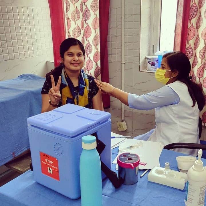 unicefさんのインスタグラム写真 - (unicefInstagram)「So much happiness, relief and excitement is being shared across the world as health workers, teachers and loved ones are #vaccinated against COVID-19. ⠀ ⠀ Are you receiving a COVID-19 vaccine or know someone who is? Tell us how it feels by posting a picture with a ✌ and tag UNICEF for the chance to be featured. 📸 UNICEF Guyana and Suriname, @_blur_kozmo_27, @maria.risaa, @dushyant_raghuvanshi @teekhi_mircheee @lauratarridas @unicefbangladesh @sitorusrosta @hillary_andrade」2月27日 14時05分 - unicef