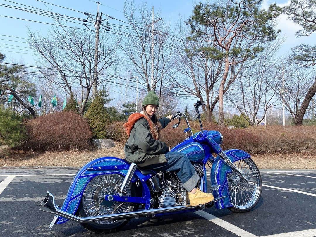 ジユルのインスタグラム：「세상에 한 대뿐인 #커스텀바이크 #블루캔디  #할리데이비슨 #소프테일슬림s #비타민지율」