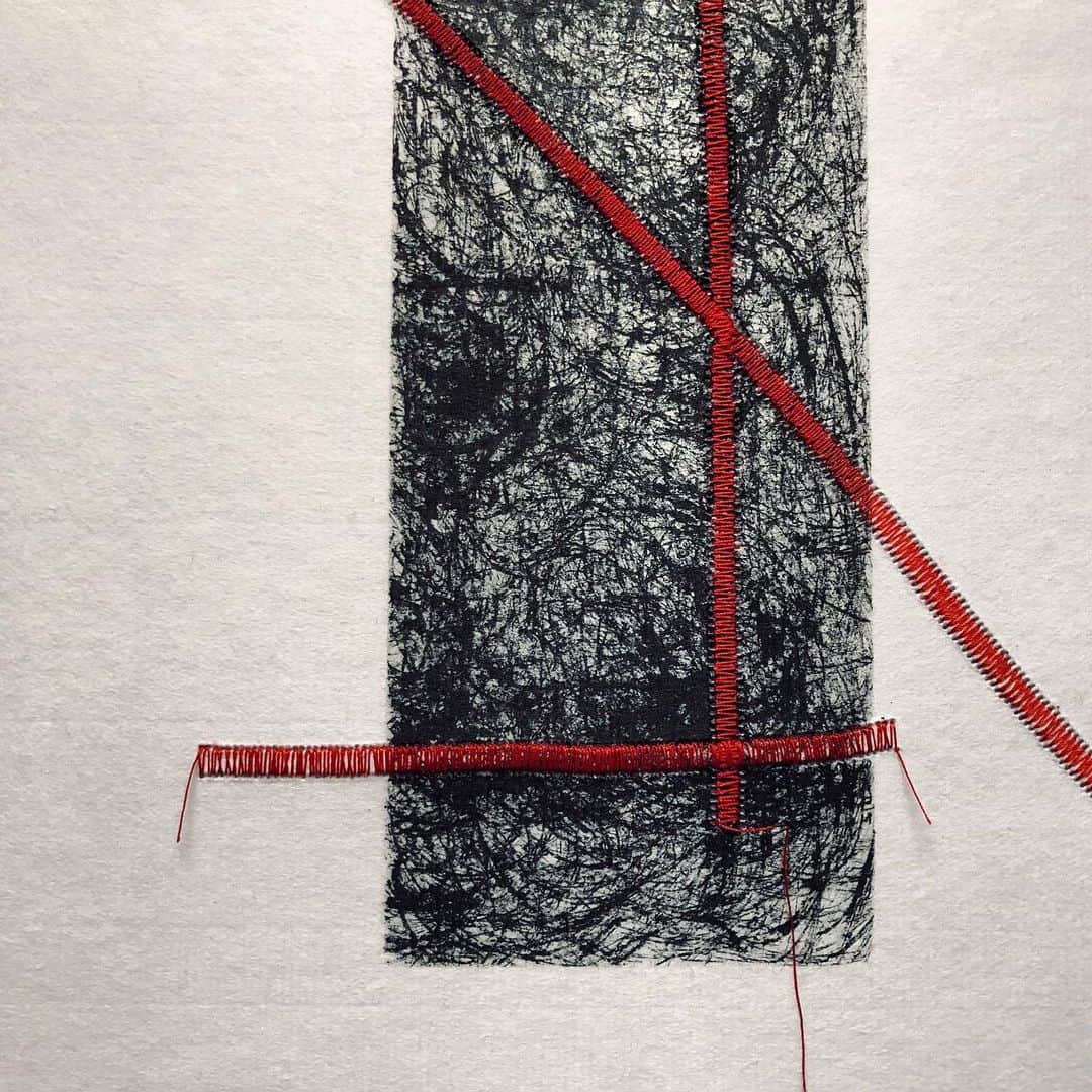 赤間紫動のインスタグラム：「.﻿ #calligraphy#calligrapher#drawing#art#artlife#artist#design#tokyo#japan#calligrafia#kaligrafi#caligrafo#blackandwhite#kanji#shodo#abstractpainting#abstractart#avantgardecalligraphy#前衛書道#墨象#白黒#书道#서예#書道#書#墨#赤間紫動#shidoakama#糸#糸縫」