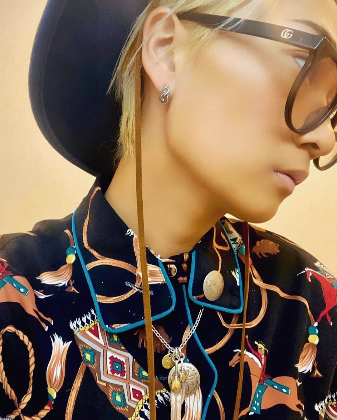 のインスタグラム：「🐎🎊✨  一目惚れshirt👦🏼💭♥️ いちいちdetailがツボ😭 @goros_museum との相性も◎ @efk.official 🙏🏽🤎」