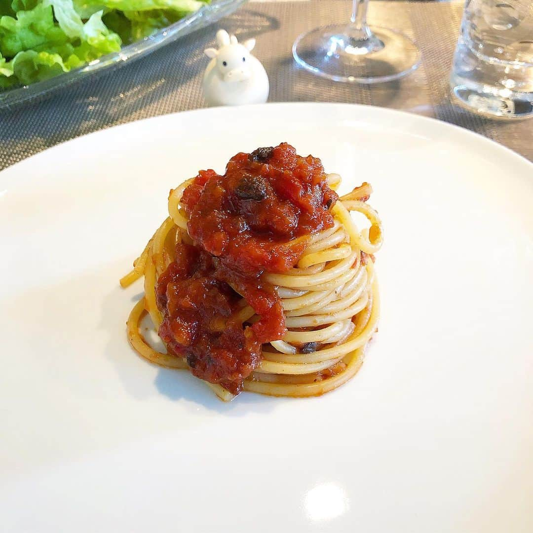 榊山敬代さんのインスタグラム写真 - (榊山敬代Instagram)「🥫🌚🧄🍝… ・　 写真溜まってきましたので ランチの記録ということで  最近またもや パスタブーム 楽しみ中の巻  そして黒ニンニクを 調味料としたレシピ も研究中のときにて  この日も黒ニンニクを 隠し味にしたトマトの 缶詰で備蓄レシピ制作  そして  最近新しくとお迎えしました フラットなお皿に盛り付けて パスタのシルエット美しさを  模索中  ソースもみずみずしいよりかは コッテリな質感に煮詰めた方が お皿のシルエットと相性よい哉  工夫中  #パスタ好き  ・ ・ ・ #黒ニンニク実験中 …🧄🔬 ・ ・ #おうち大好き #enjoyhome  ・ ・ ・  ・  #缶詰レシピ #備蓄レシピ #黒ニンニク #garlic #健康食 #arrabbiata #おうちランチ #ランチ #lunch #おうちごはん #food #イタリアン #パスタ #パスタランチ #🍝 #pasta #トマト缶　#tomato #トマトパスタ #tomatopasta #Pomodoro  #artist #cooking #日本画家 の #お料理こんなもん」2月27日 14時15分 - sakakiyamatakayo