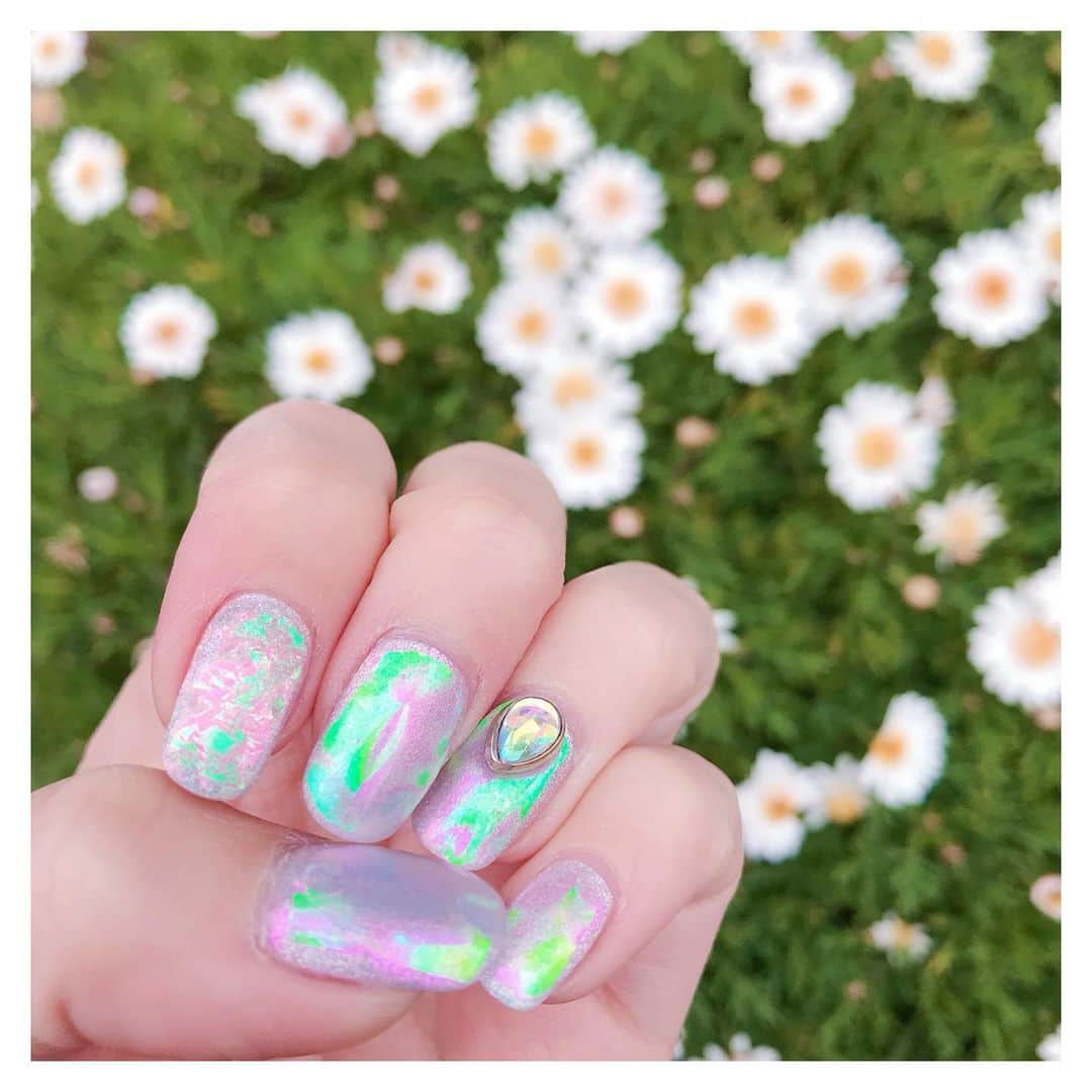 なかやまちえこのインスタグラム：「Aurora nails💫⠀ ⠀ ※インスタライブ使用商材は画像をスライドしてくださいね☺️⠀ PREGEL・Betty gel・きまぐれキャット・PREANFA・PREXY商品は、⠀ ネイリストの方は↓ ⠀ プリモール @nail_premall ⠀ http://gelnailshop.com/ ⠀ キャンディポケット @candypocket_official ⠀ http://www.beautysupport.jp/sm/script_main/shoptop.php ⠀ セルフの方は↓ ⠀ ジョイアート @joyartofficial ⠀ http://joyart.biz/ ⠀ ⠀ にて購入頂けます☺️⠀ ※セール・キャンペーン中はPREXY商品の販売が無くなるので、ご注意下さい。⠀ セール・キャンペーン後にご購入頂けます。  #nail #nails #nailart #ネイル #美甲 #ネイルアート  #japanesenailart #manucure #japanesenails #manicurist #gelnails #أظافر #네일아트 #미용 #vẽmóng #ngườiđẹp  #เพ้นท์เล็บ #искусствоногтя #artedeuñas #เพ้นท์เล็บเจล #ジェルネイルデザイン #ネイルデザイン #nagelkunst #ゆめかわ #ゆめかわネイル #オーロラネイル #auroranails @pregelofficial @bettygel_official @kimagure_cat_whim @prexyofficial」